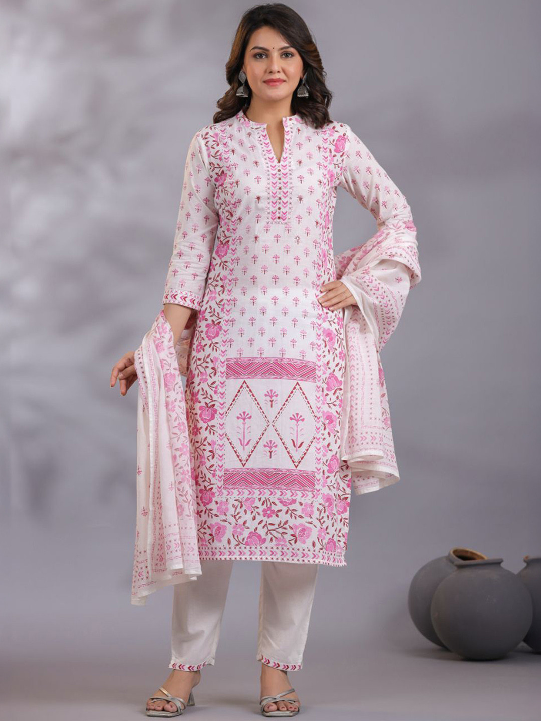 

Kiana House Of Fashion Ethnic Motifs Printed Mirror Work Pure Cotton Kurta Set, White