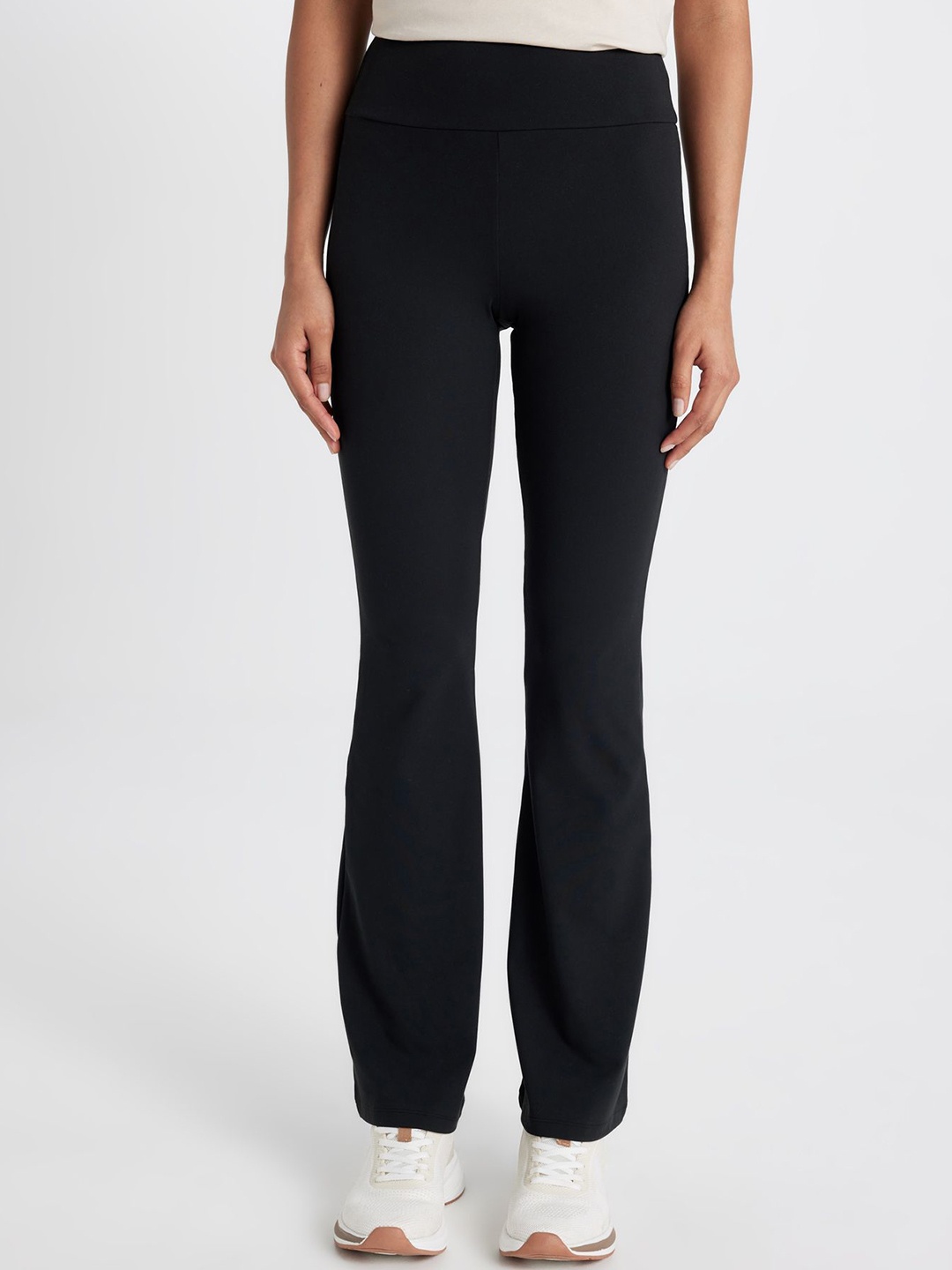

DeFacto Women Regular Fit Solid Mid-Rise Trousers, Black