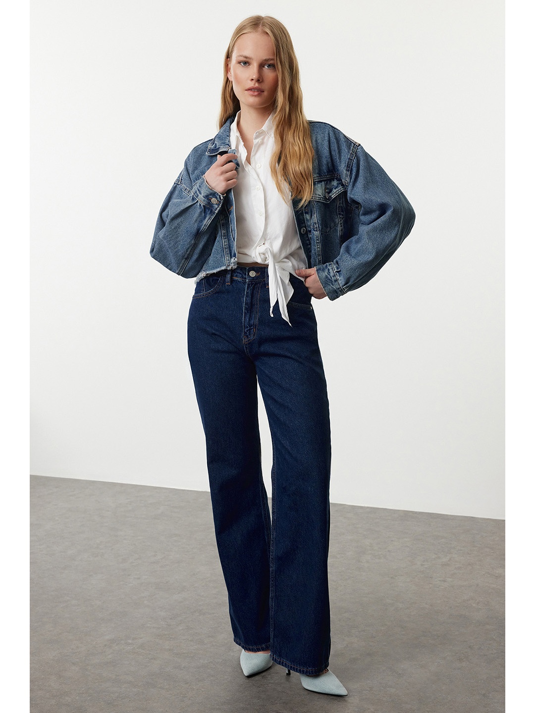 

Trendyol Women Mildly Distressed Jeans, Na