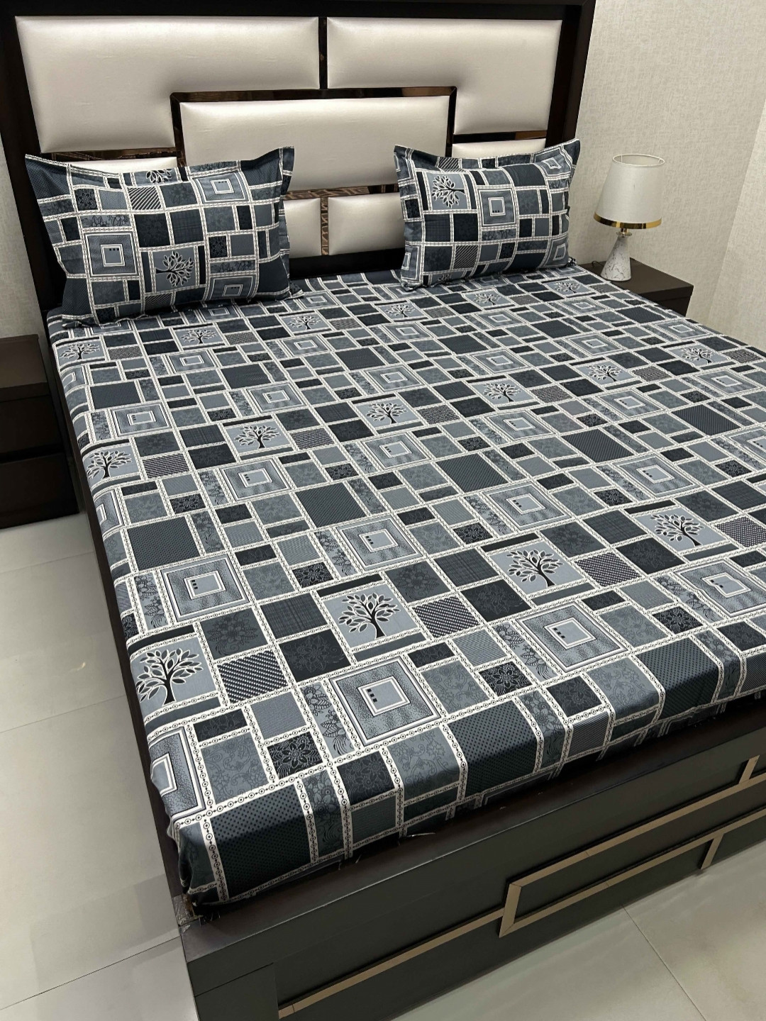 

Pure Decor Velar Sib Black & White Floral Printed Cotton King Bedsheet & 2 Pillow Covers