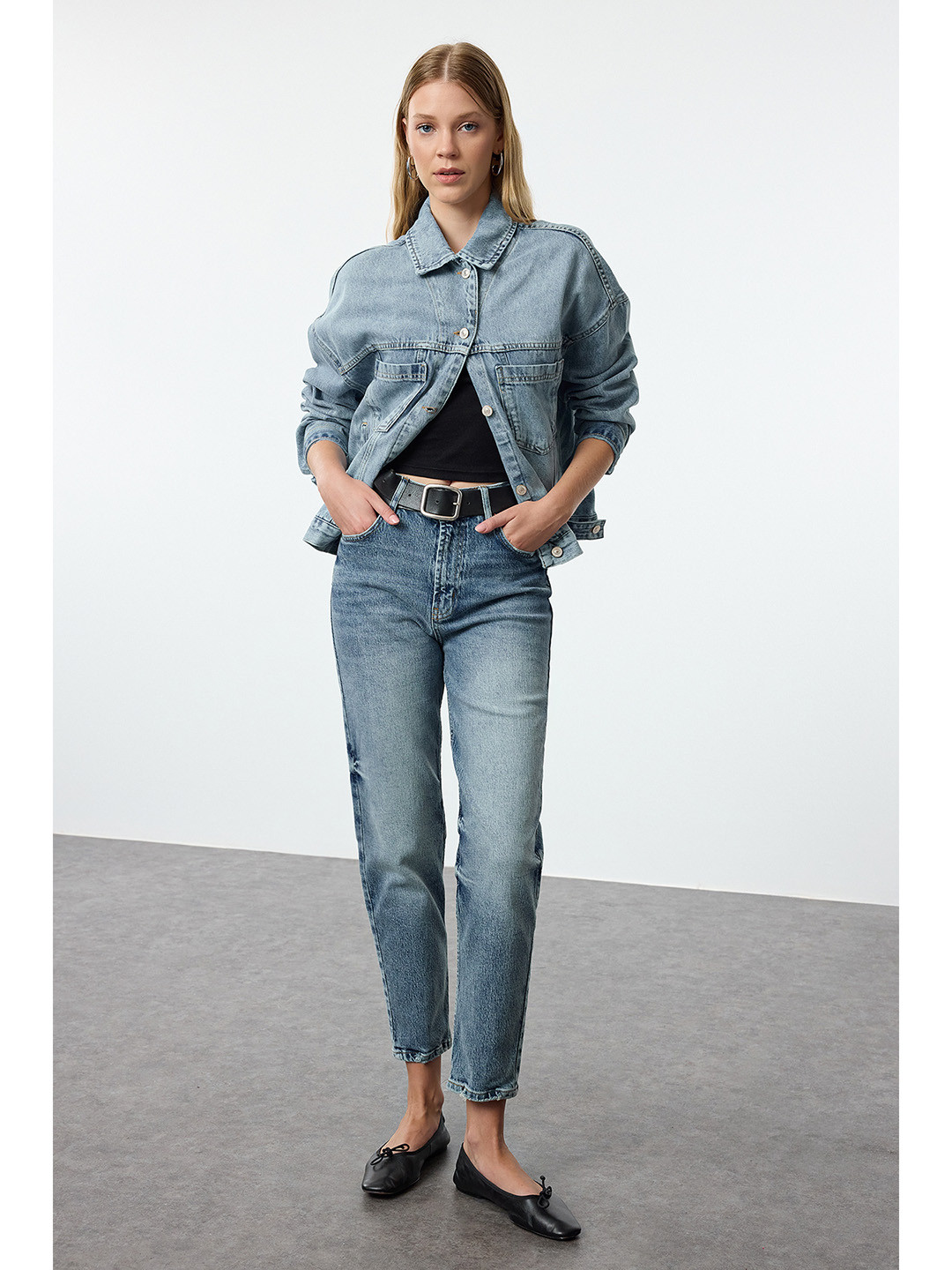 

Trendyol Women Mildly Distressed Light Fade Jeans, Na
