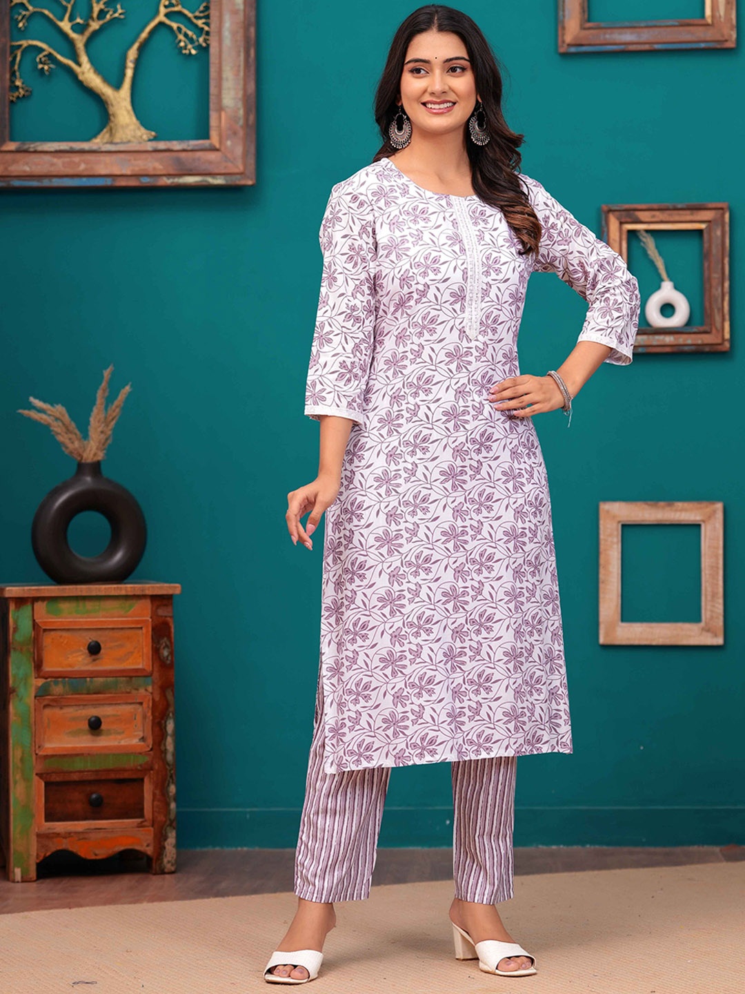 

YUSRA Floral Printed Round Neck Straight Kurta with Trousers, Grey
