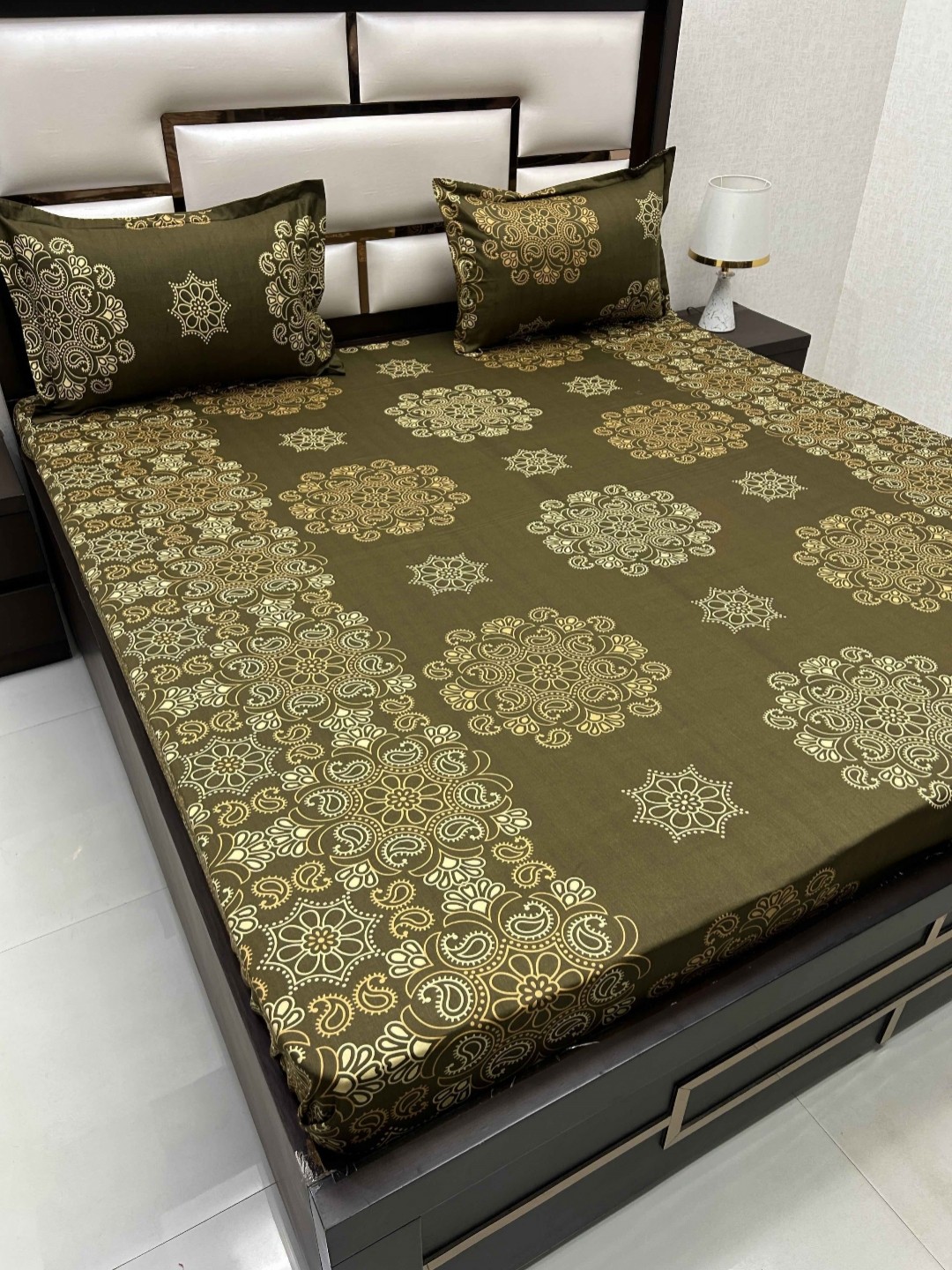 

Pure Decor Green & White Ethnic Motifs Pure Cotton 230TC King Bedsheet & 2 Pillow Covers