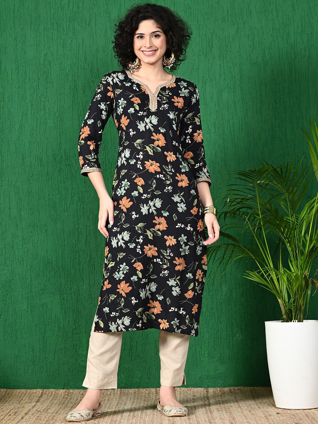 

Sangria Floral Printed Notch Neck Pure Cotton Straight Kurta, Black