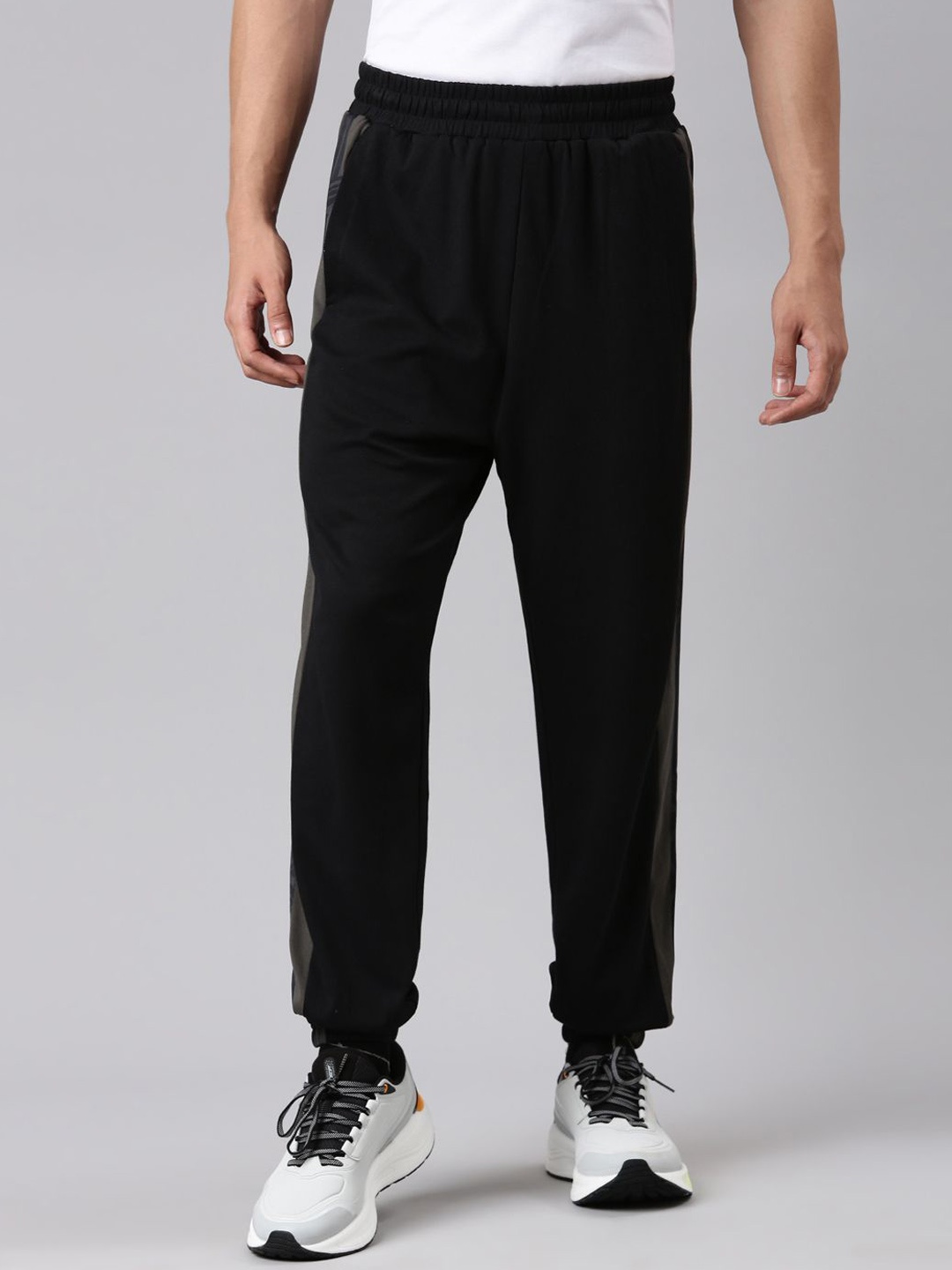 

Xtep Men Colourblocked Relaxed Fit Mid Rise Track Pants, Black