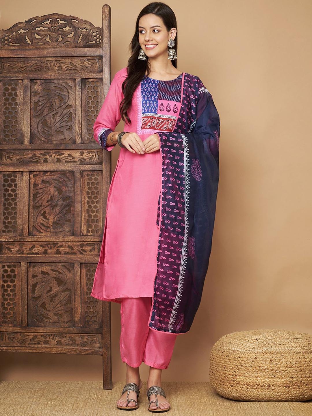 

HETVI CREATION Geometric Printed Kurta With Trousers & Dupatta, Pink