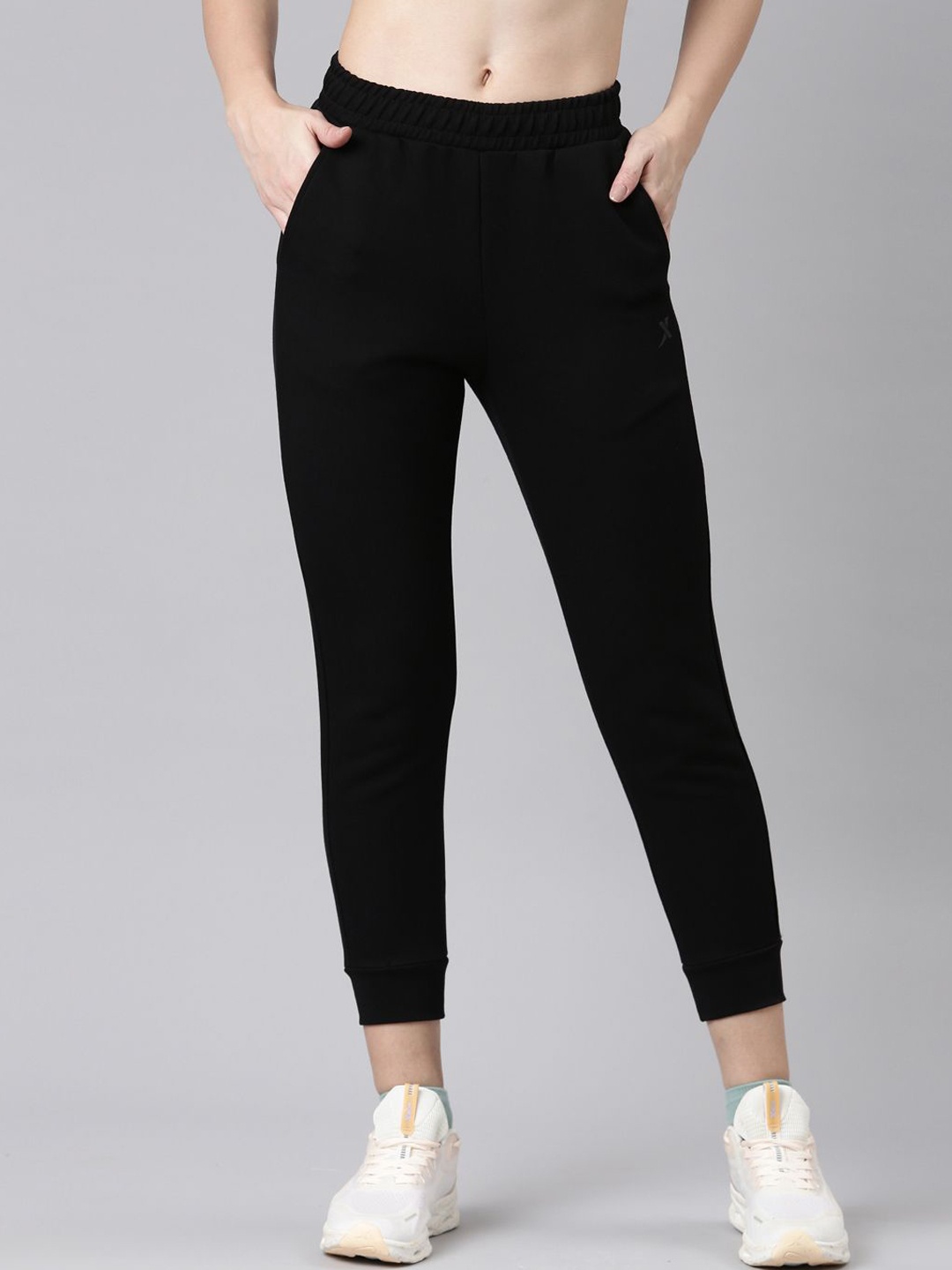 

Xtep Women Solid Mid Rise Jogger, Black