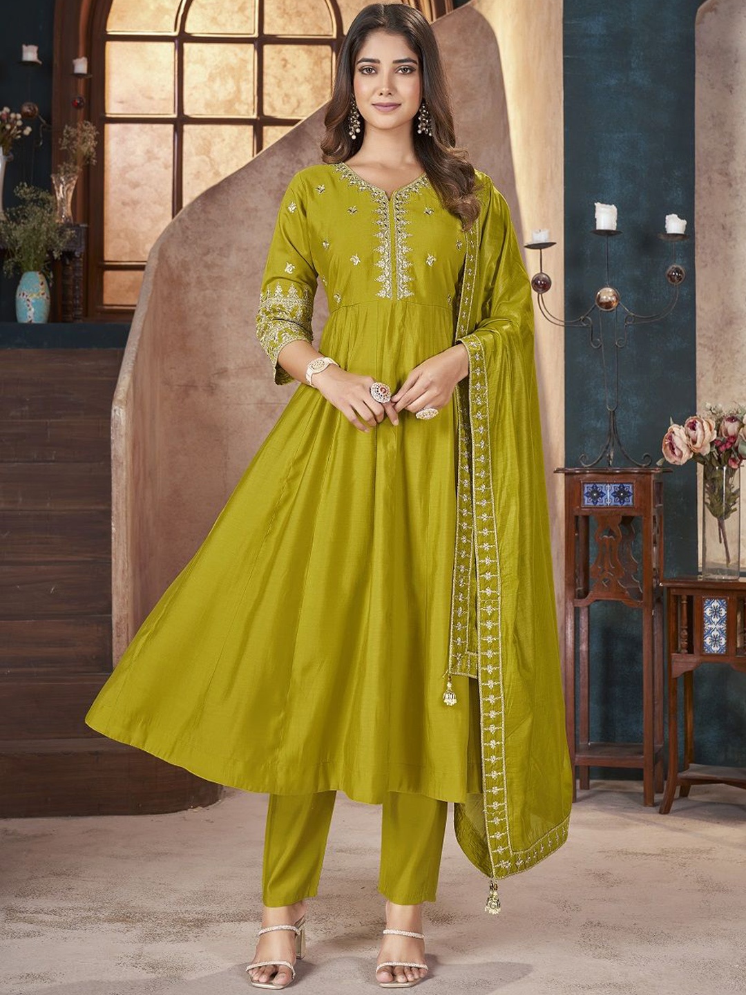 

Stylum Floral Embroidered Regular Sequinned Kurta With Trousers & Dupatta, Green