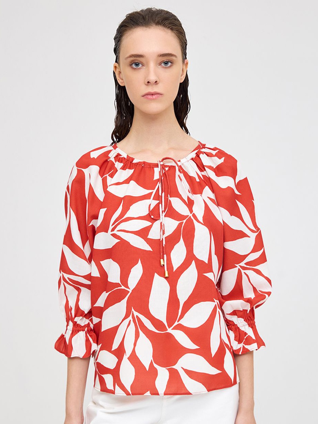 

COVER STORY Geometric Print Bell Sleeve Tropical Top, Red