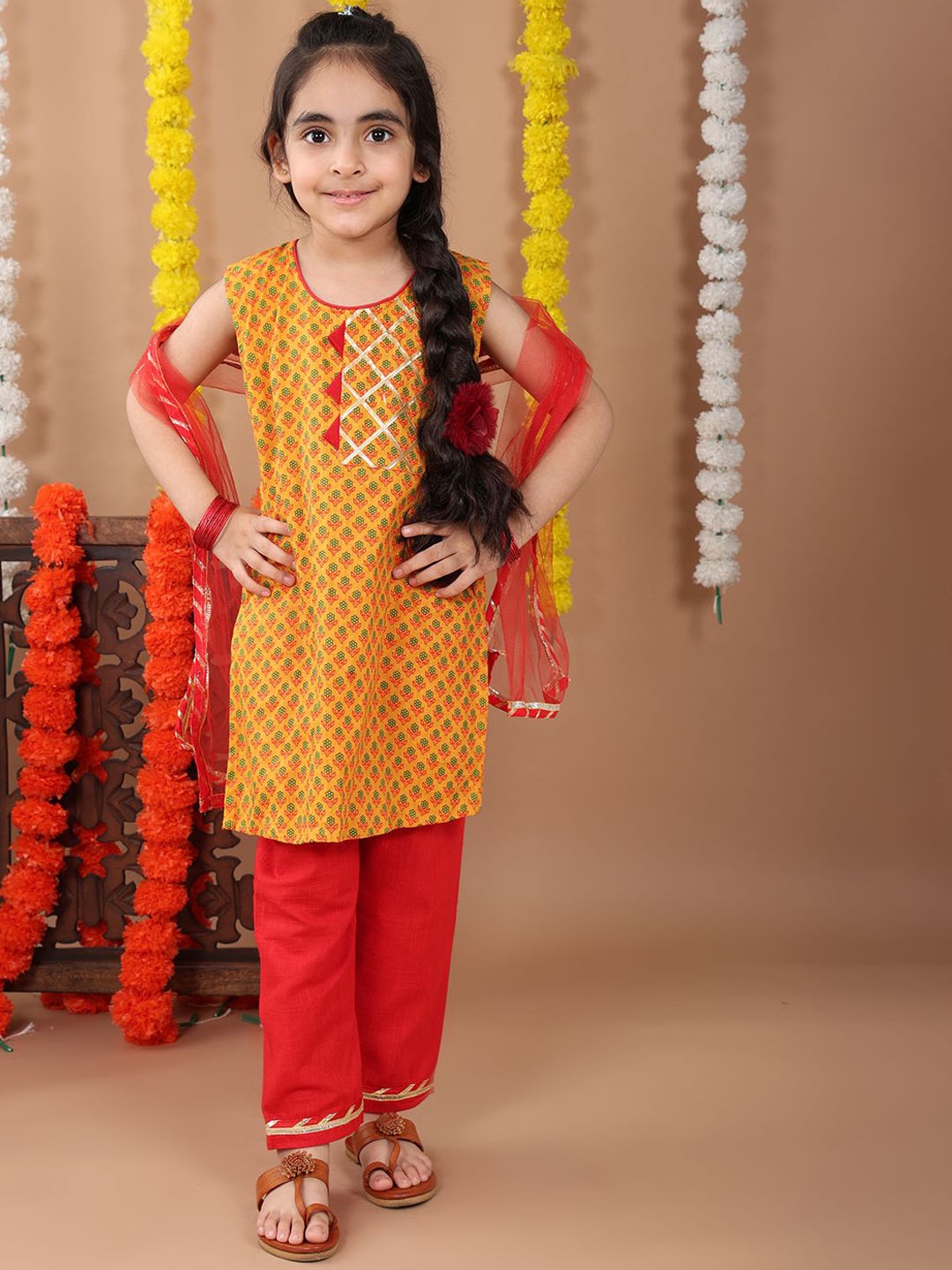 

Sangria Girls Floral Printed Pure Cotton Kurta With Trousers & Dupatta, Yellow