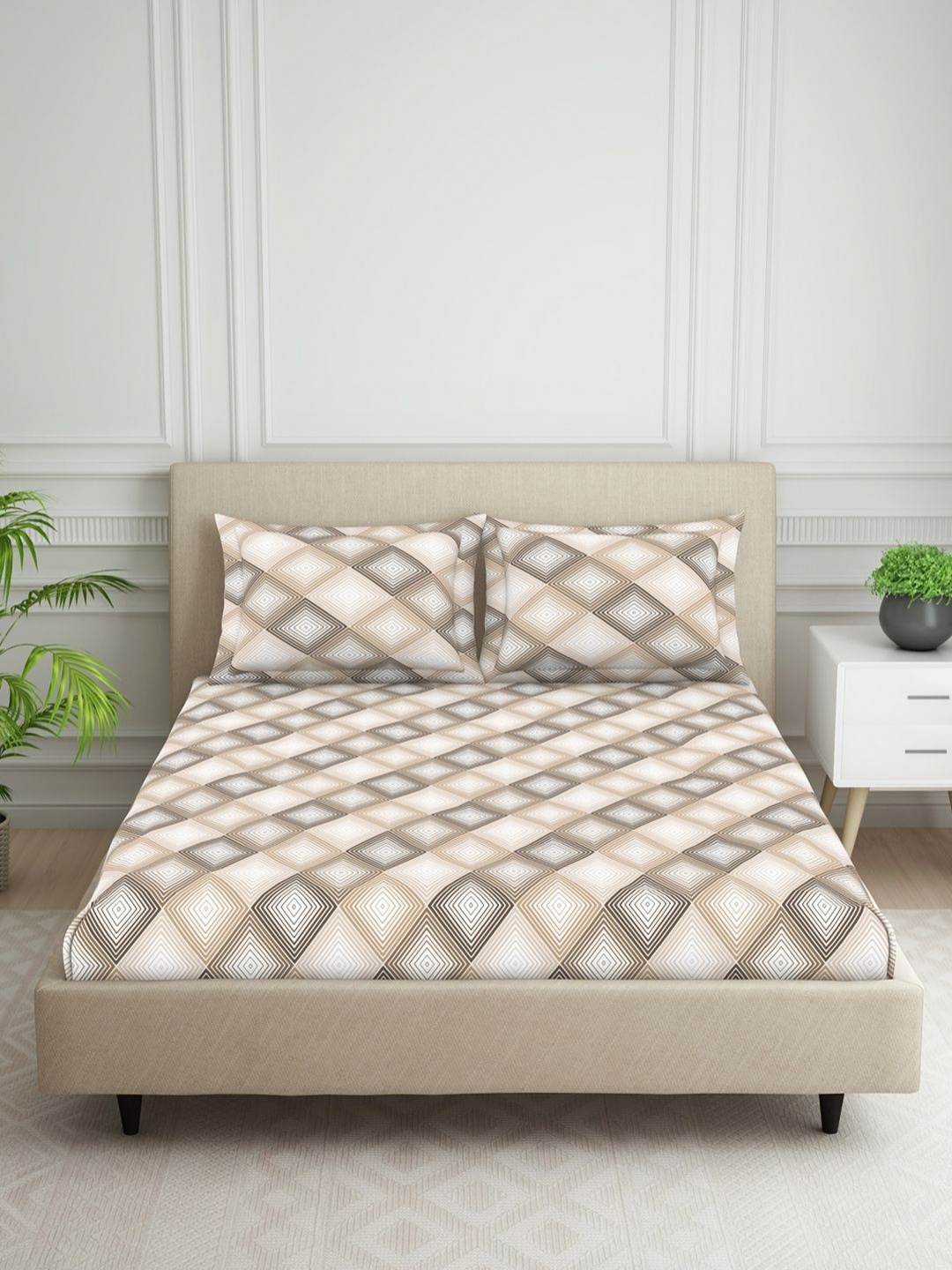 

Welspun Beige & White Geometric 120 TC Polycotton Queen Bedsheet with 2 Pillow Covers
