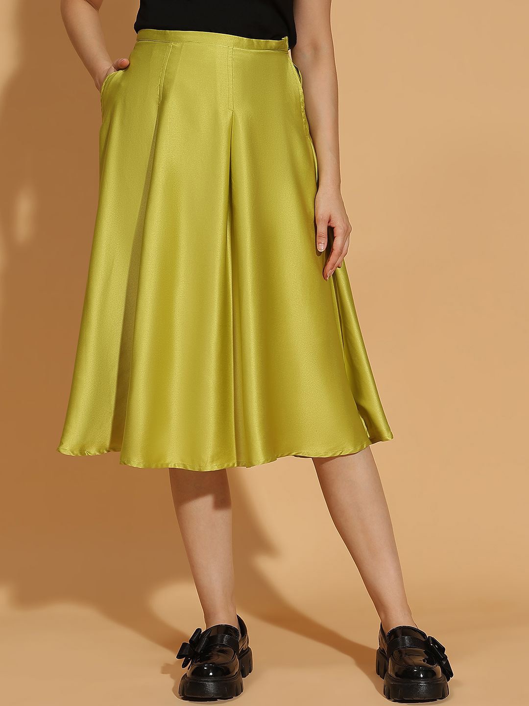 

Oxolloxo Women Solid Flared Midi Skirt, Green