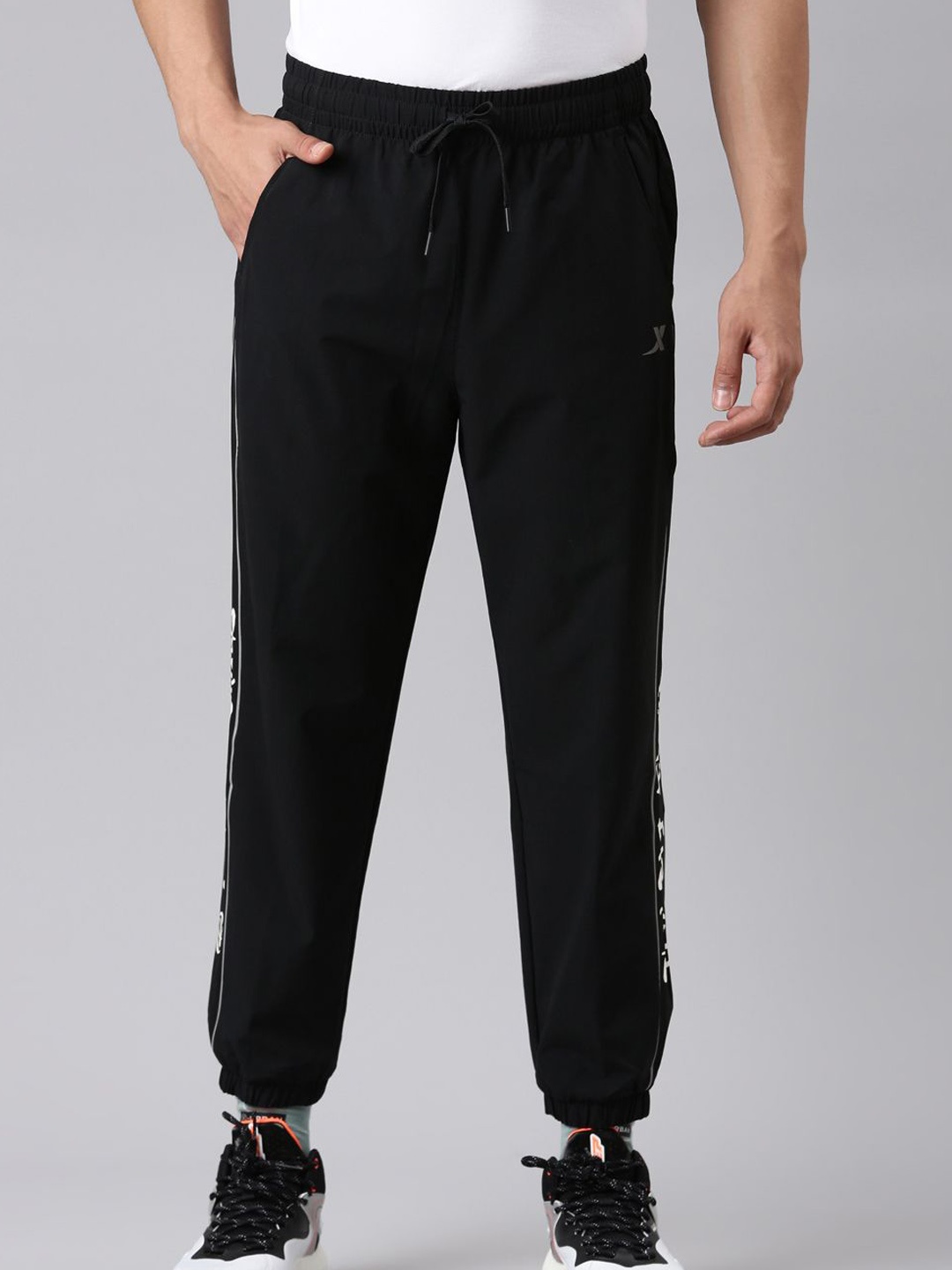 

Xtep Men Mid-Rise Joggers, Black