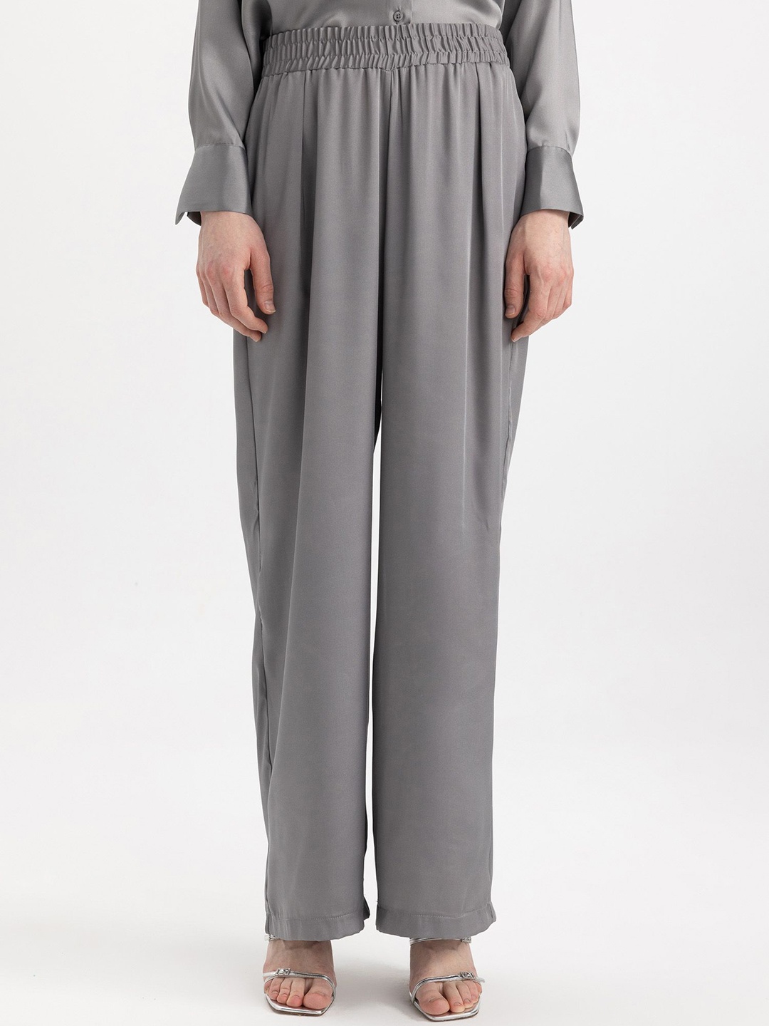 

DeFacto Solid Women Regular Fit Trousers, Grey