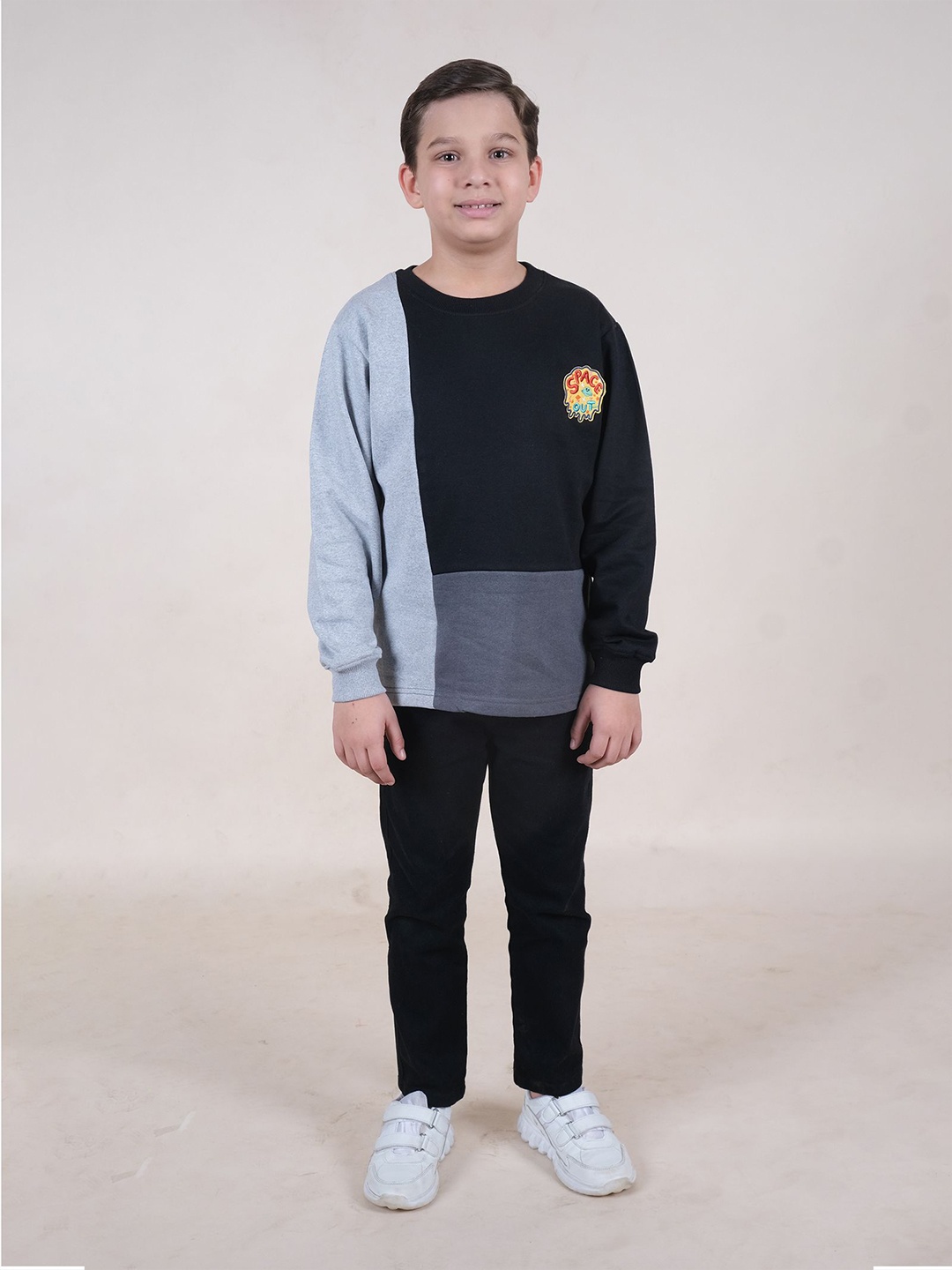 

KiddoPanti Boys Boys Round Neck Colourblocked Sweatshirt with Jeans, Black