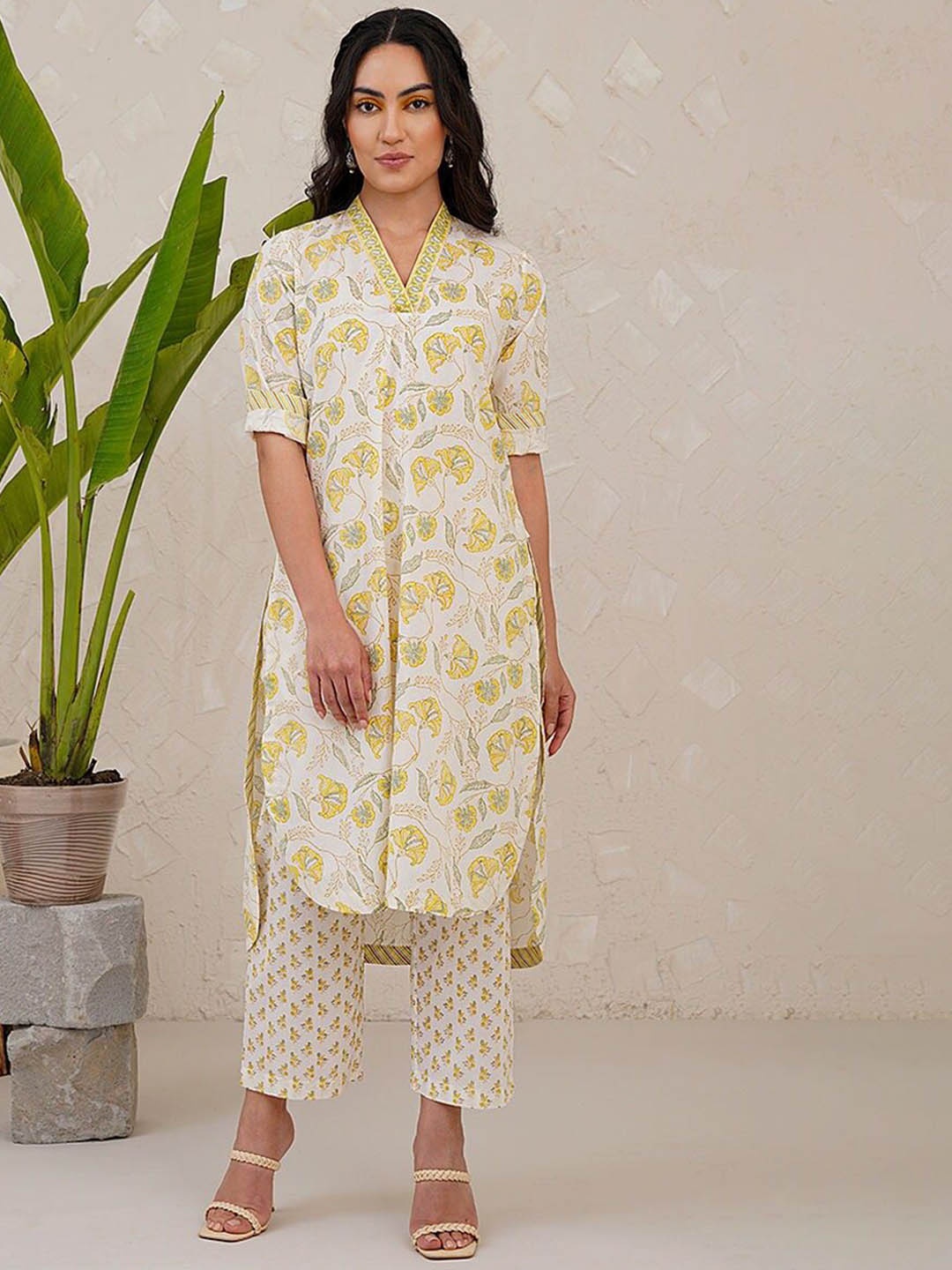 

JAYPORE Floral Printed V-Neck Straight Pure Cotton Kurta, White