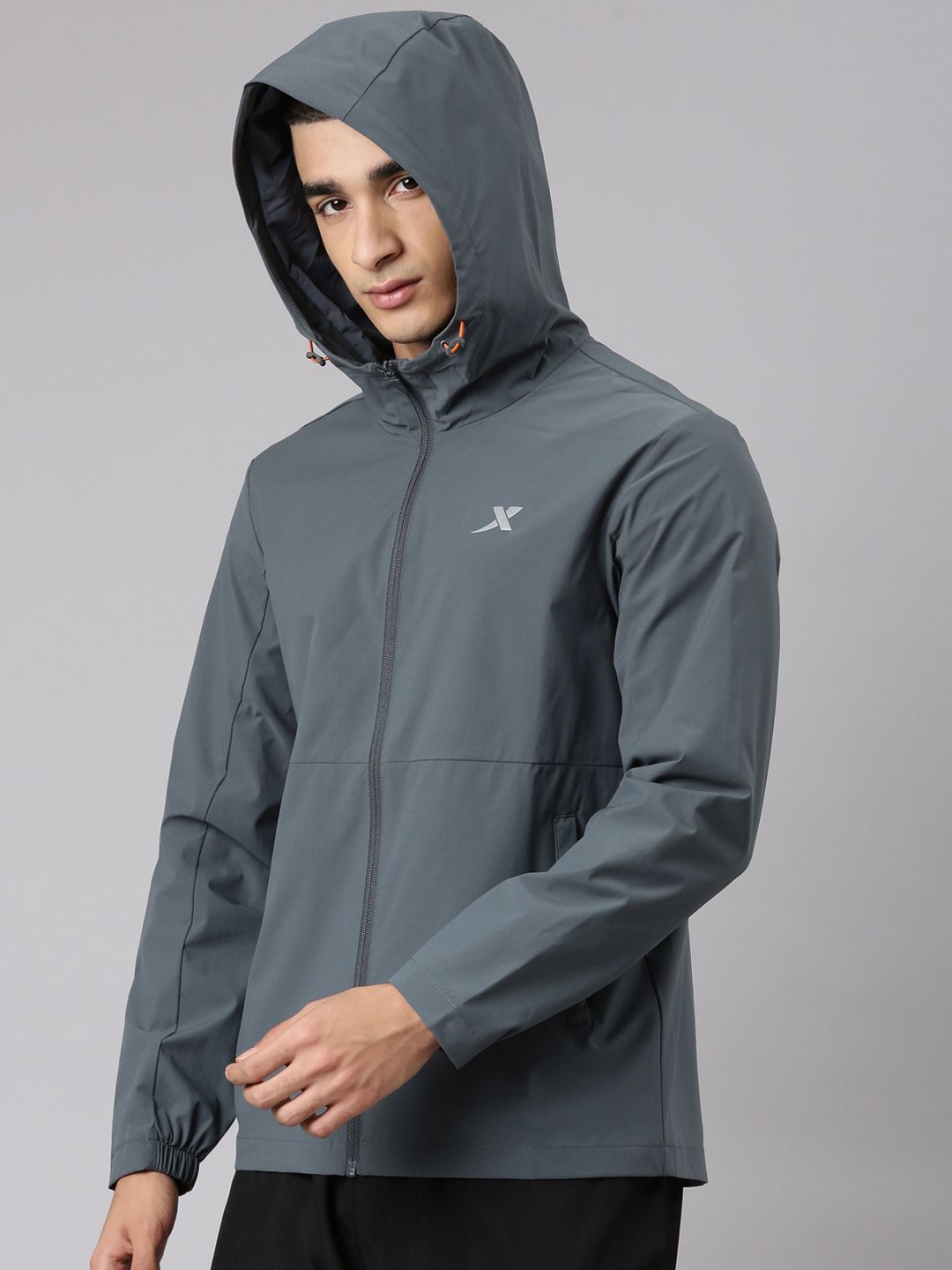 

Xtep Men Geometric Windcheater Running Sporty Jacket, Blue