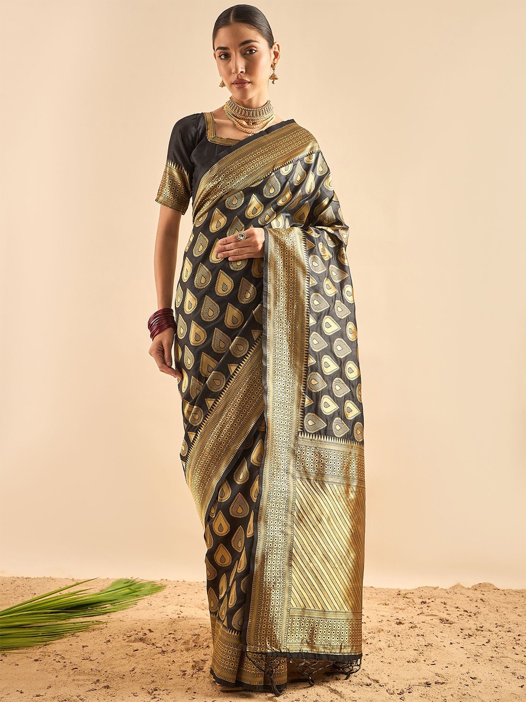 

Dori Woven Design Zari Silk Blend Heavy Work Banarasi Saree, Black