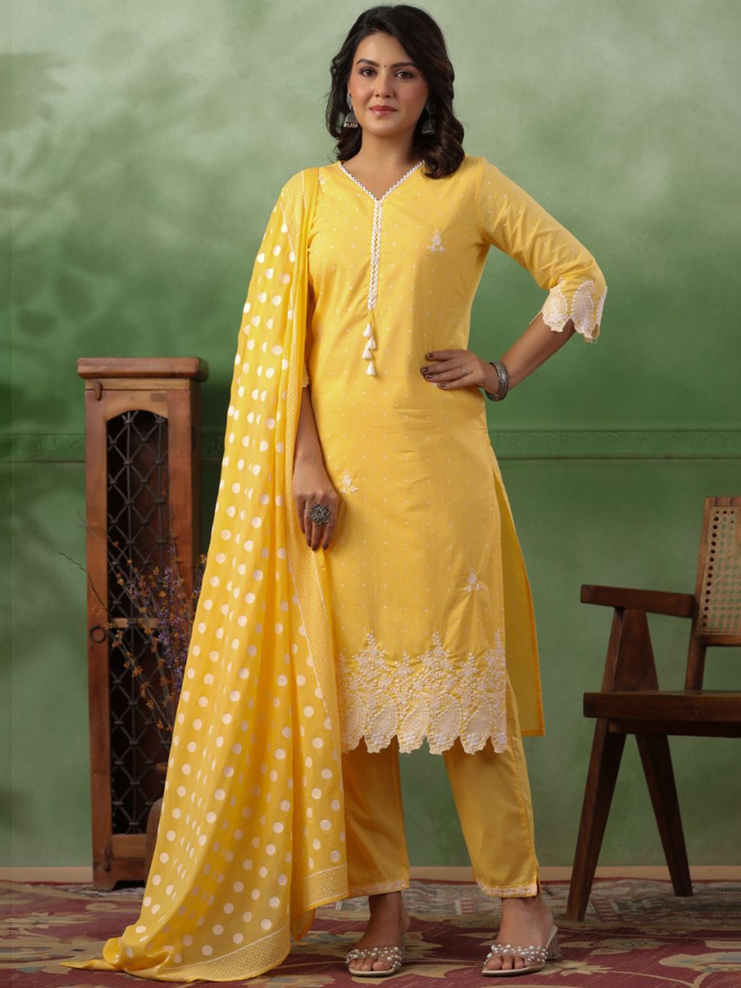 

Kiana House Of Fashion Ethnic Motifs Embroidered Thread Work Pure Cotton Kurta Set, White