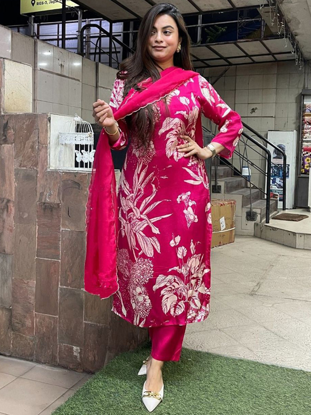 

GoSriKi Floral Printed Kurta With Trousers & Dupatta, Pink
