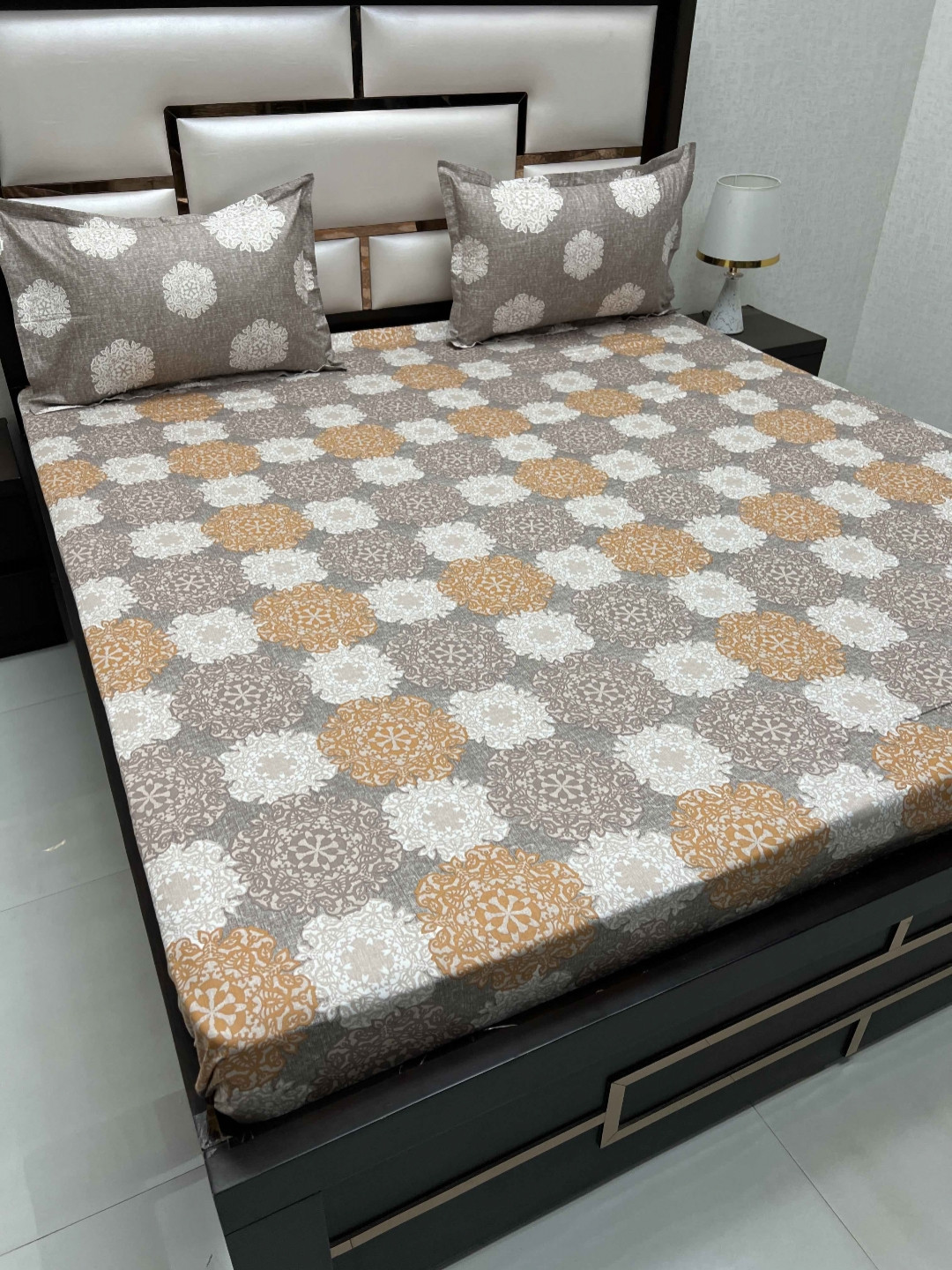 

Pure Decor Brown & White Ethnic Motifs King Bedsheet With 2 Pillow Covers