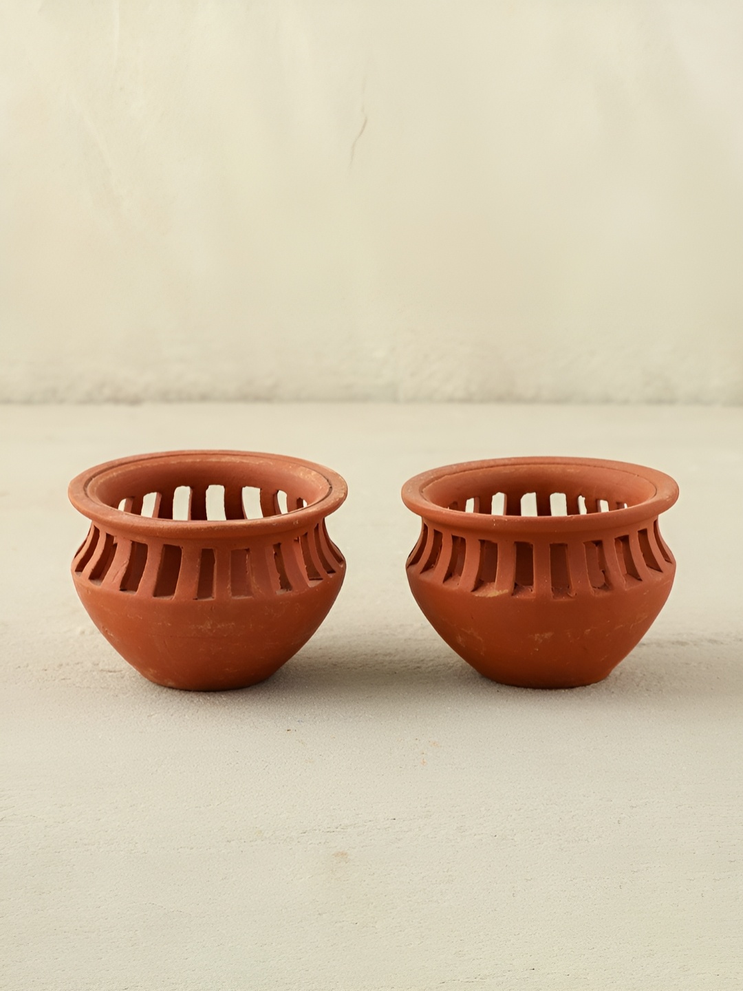 

Eyaas Brown 2 Pieces Textured Tealight Clay Candle Holders