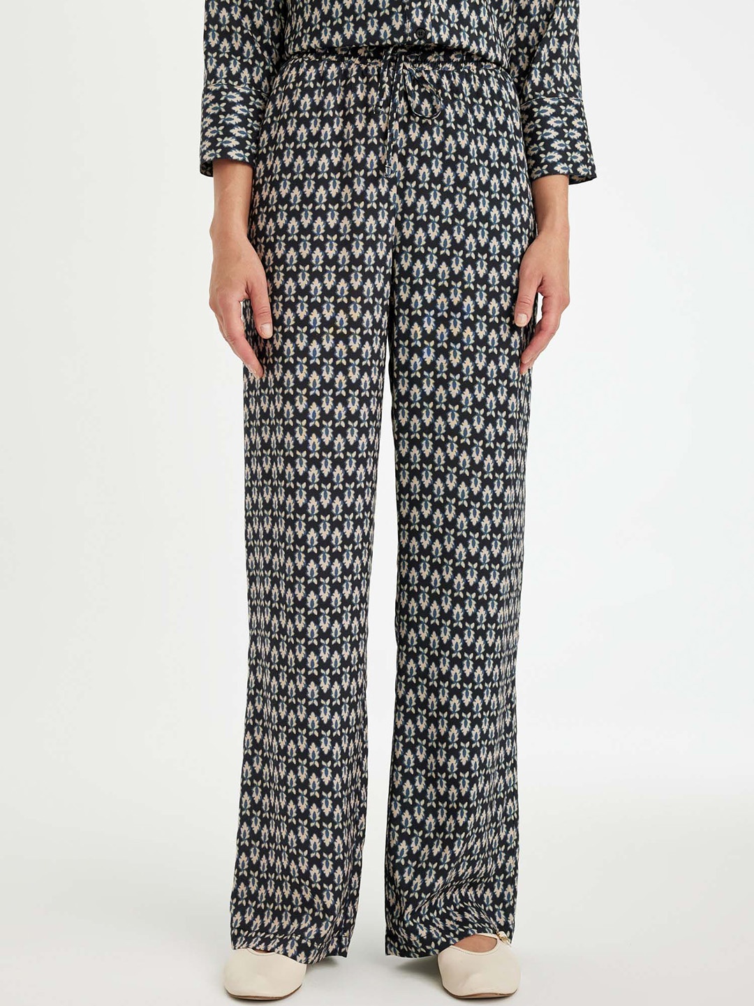 

DeFacto Women Floral Printed Trouser, Black