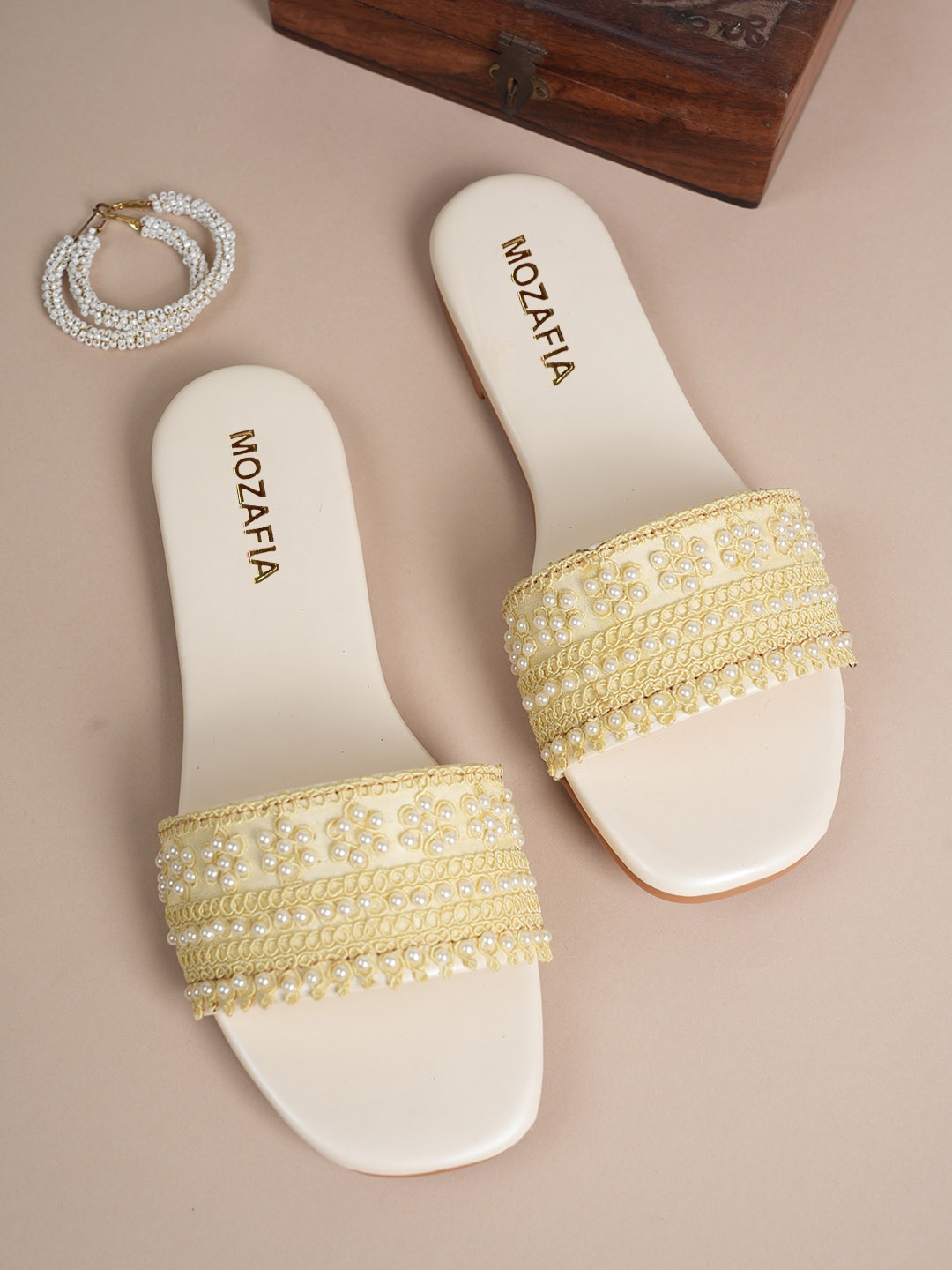 

MOZAFIA Women Open Toe Flats, White