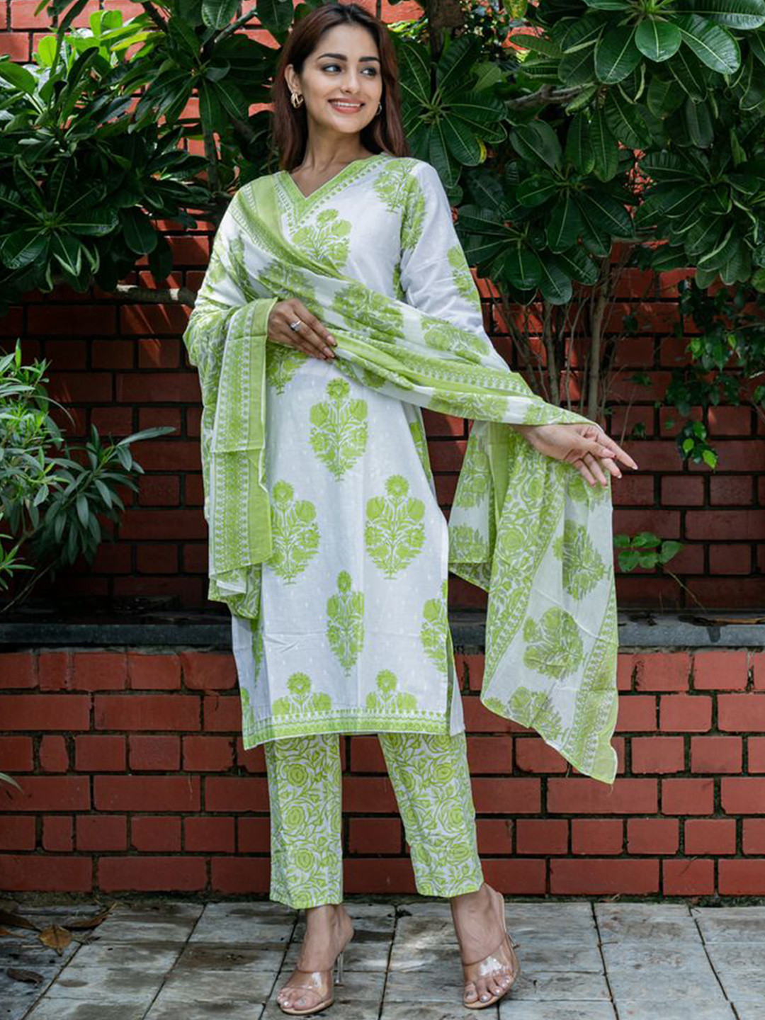 

Angvarnika Floral Printed V-Neck Pure Cotton Straight Kurta & Trousers With Dupatta, Green