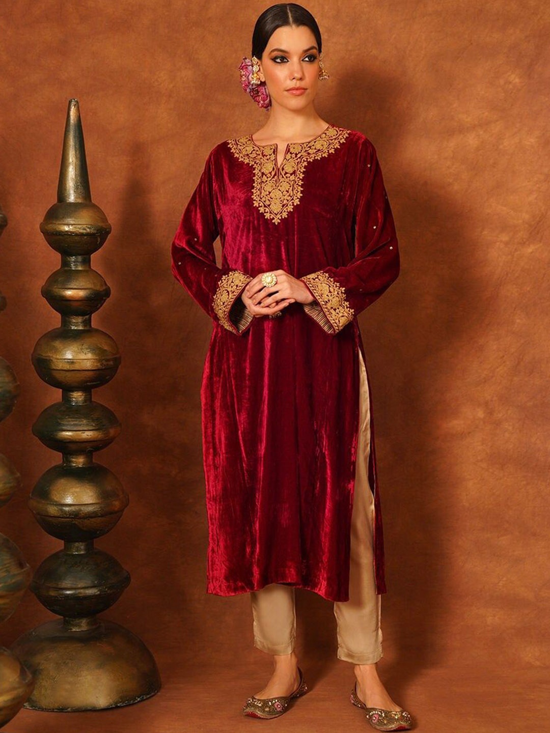 

JAYPORE Floral Embroidered Notch Neck Straight Velvet Kurta, Maroon