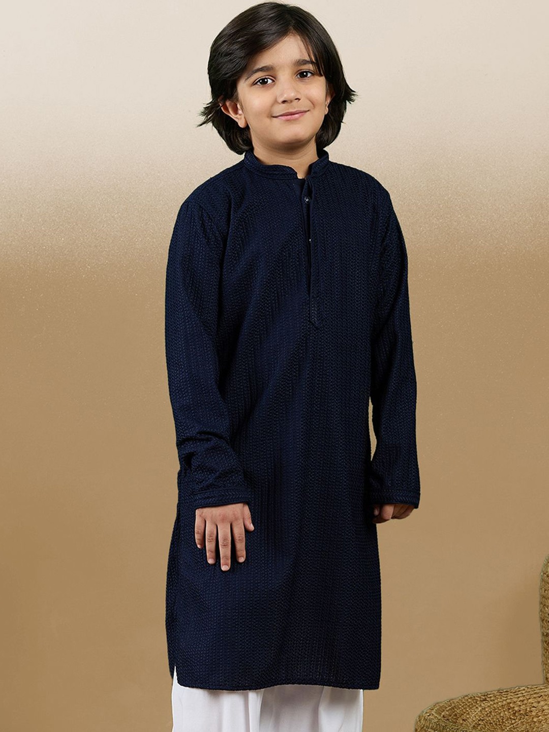 

Here&Now X Sanwara Boys Self Design Mandarin Collar Chikankari Cotton Straight Kurta, Navy blue