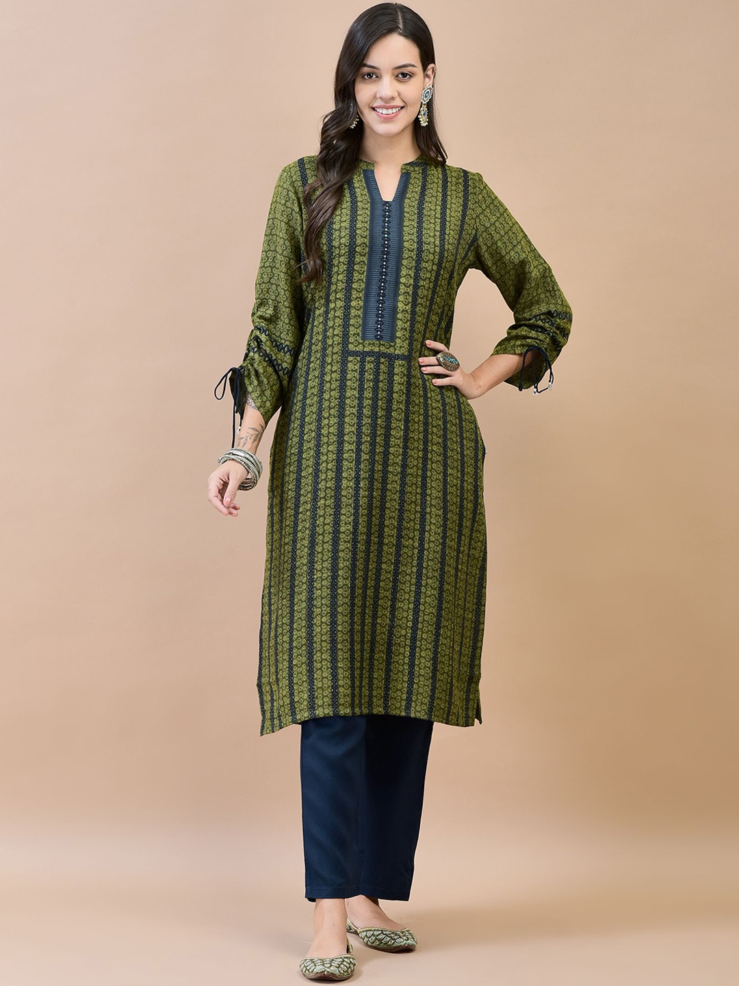 

Shree Geometric Printed Mandarin Collar Ruched Sleeves Straight Kurta, Olive