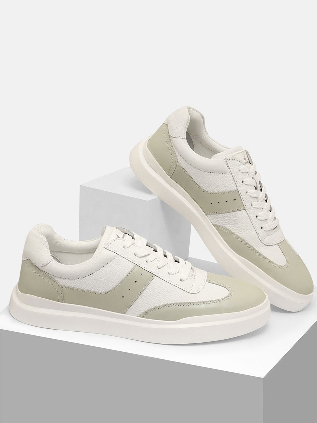 

Blackberrys Men Leather Colourblocked Casual Sneakers, White