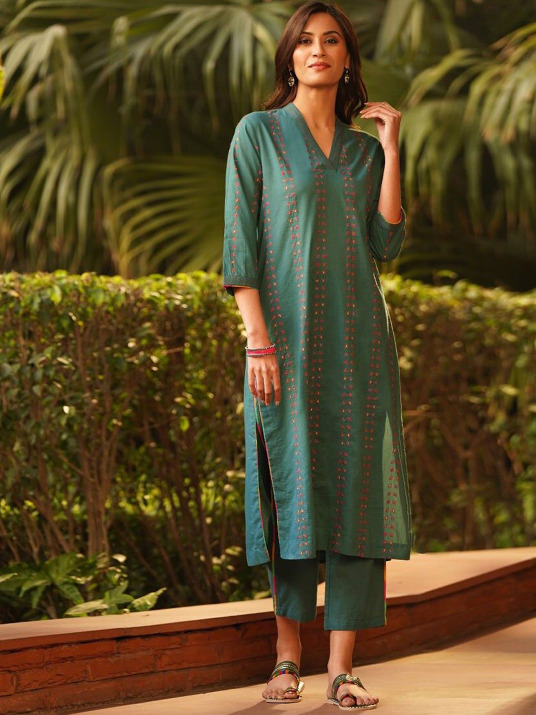 

JAYPORE Geometric Embroidered Pure Cotton Kurta, Teal