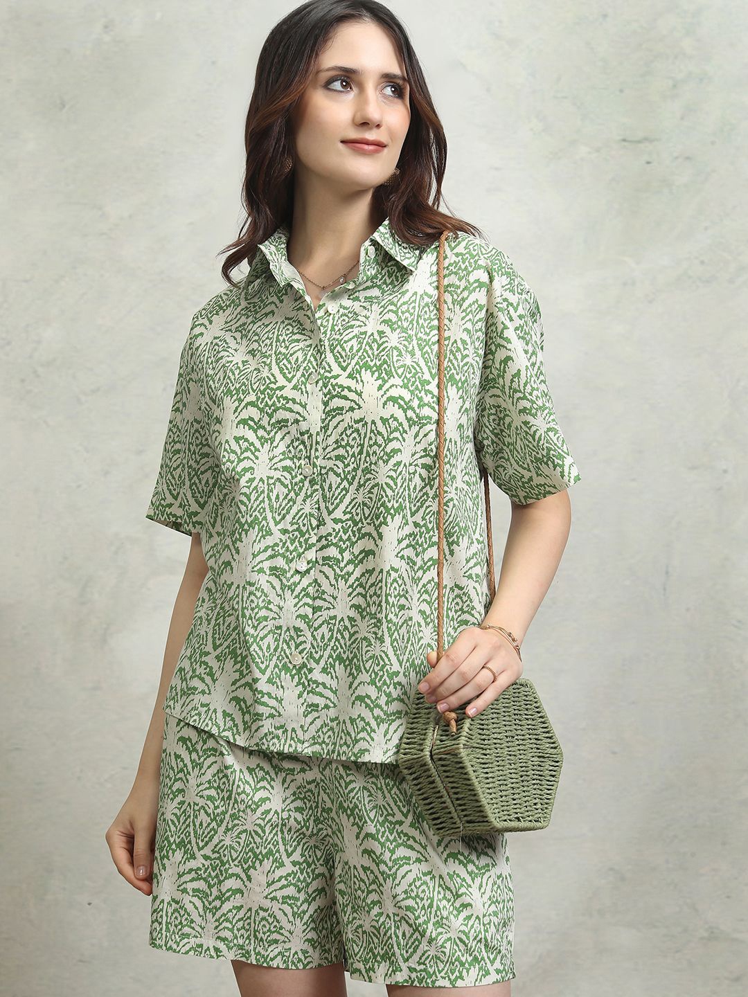 

Tokyo Talkies Green Floral Printed Pure Cotton Shirt & Shorts