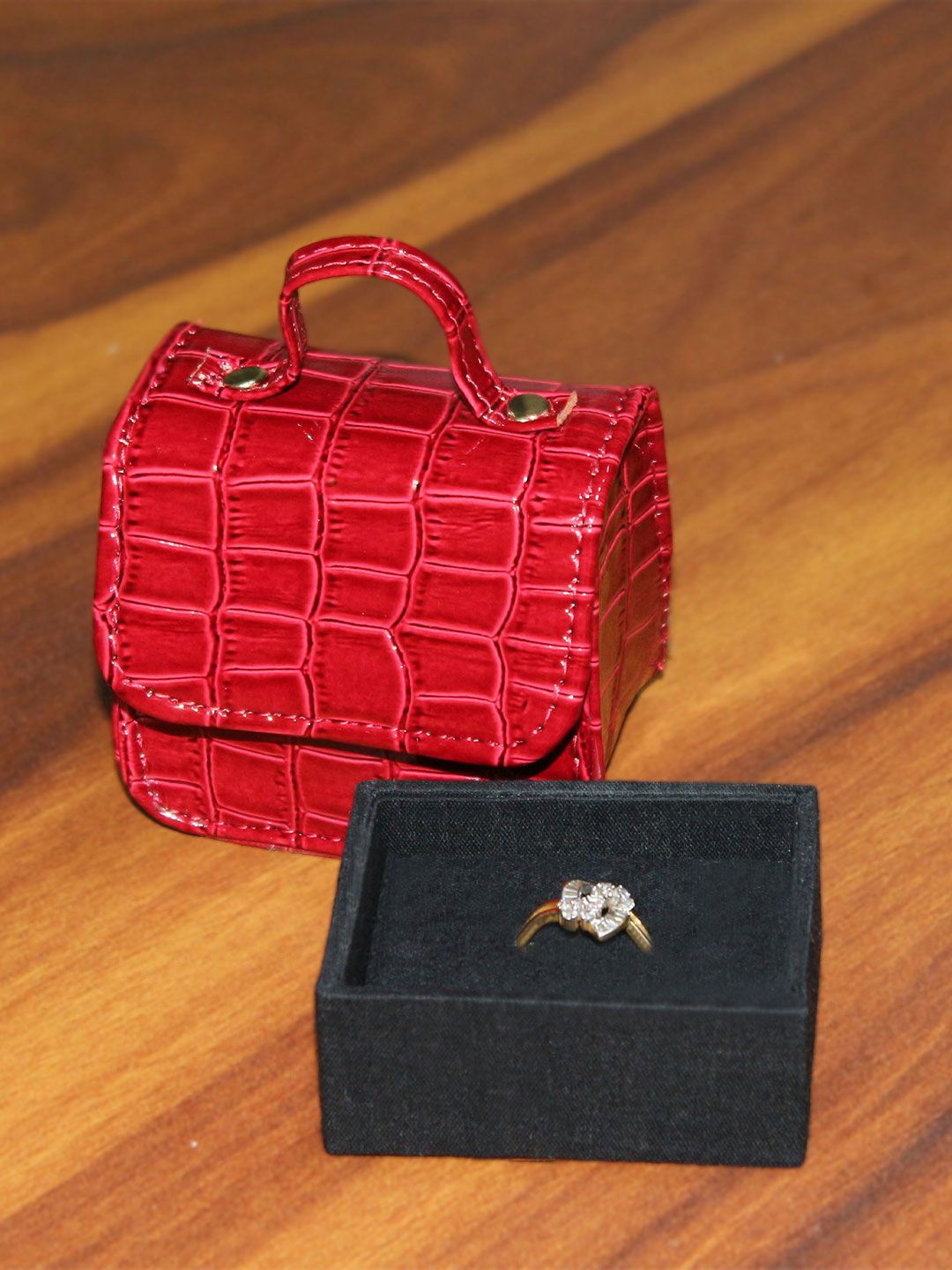 

VASKA Textured Ring Box with Tray, Red