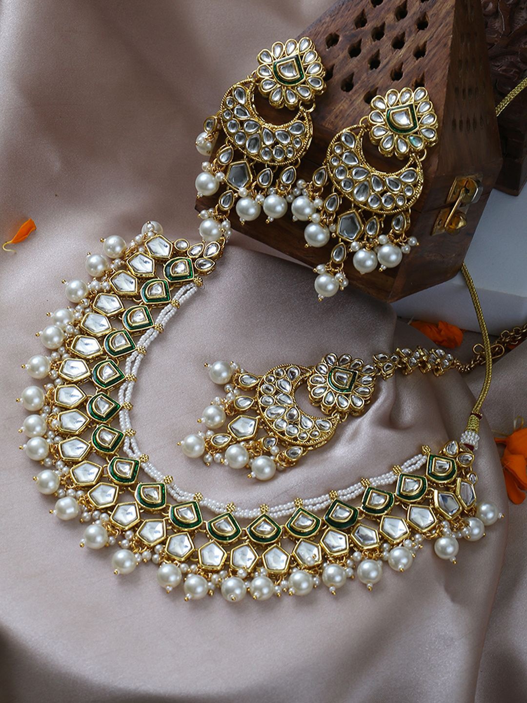 

House of Pataudi Gold-Plated Kundan Studded & Beaded Jewellery Set