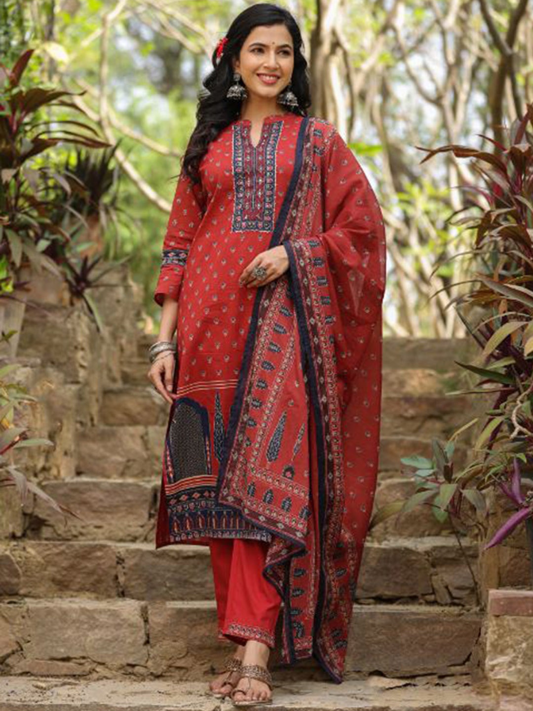 

Kiana House Of Fashion Ethnic Motifs Printed Mirror Work Pure Cotton Kurta Set, Maroon