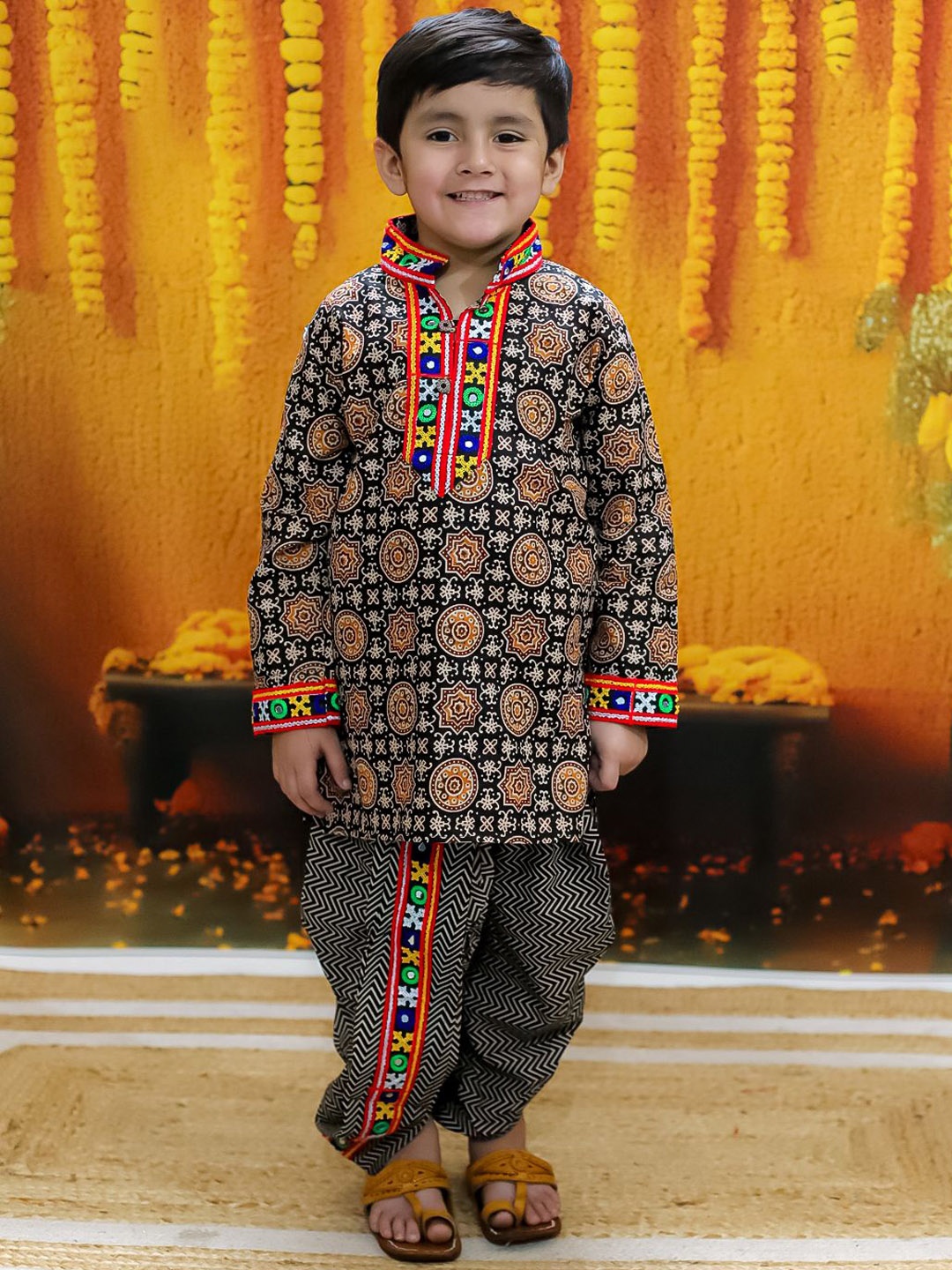 

BownBee Boys Ethnic Motifs Printed Straight Thread Work Pure Cotton Kurta with Dhoti Pants, Black