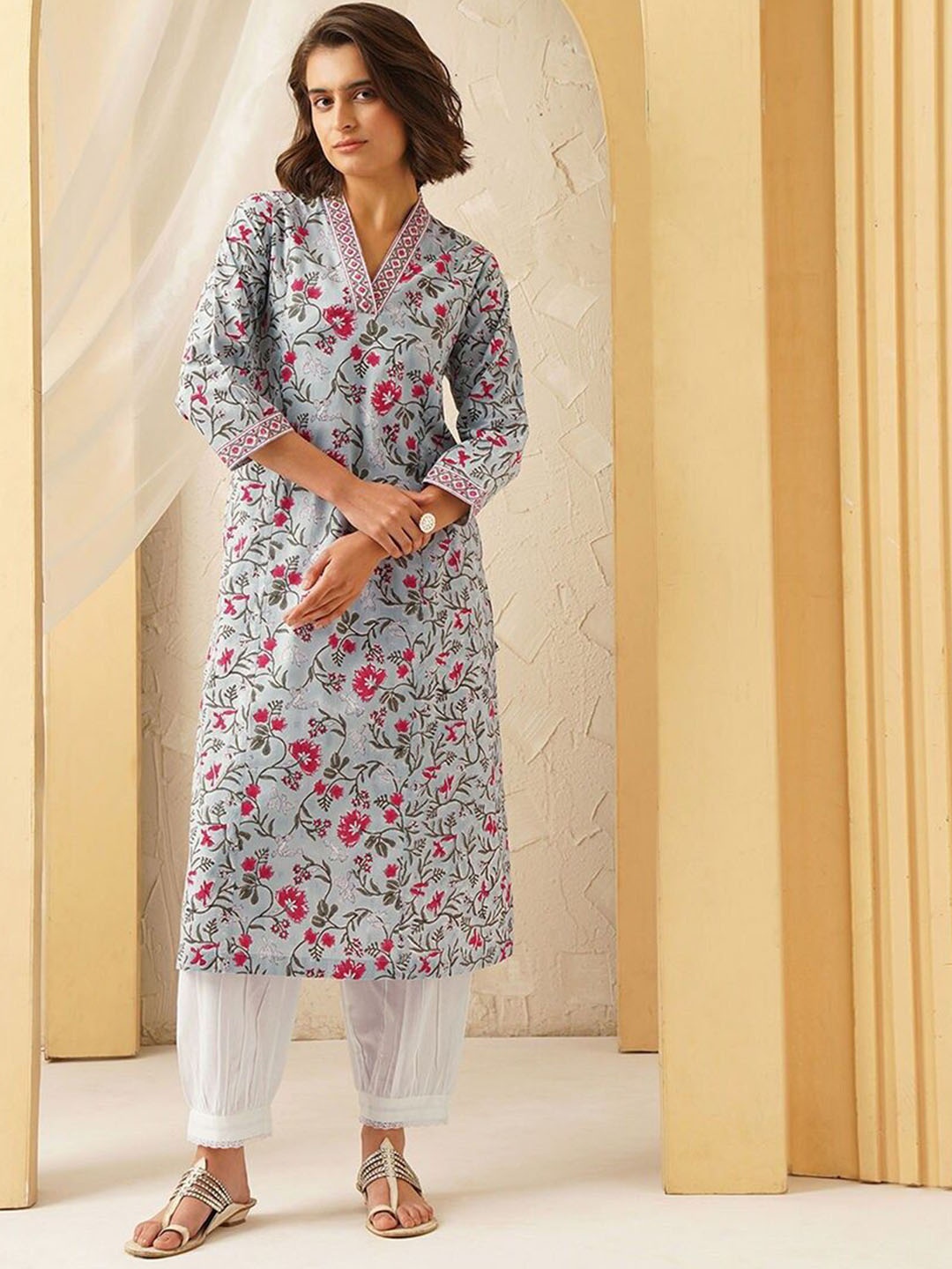 

JAYPORE Floral Printed V-Neck Thread Work Pure Cotton A-Line Kurta, Blue
