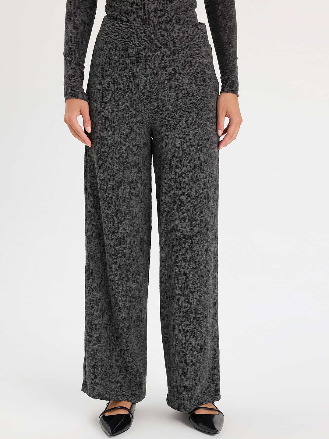 

DeFacto Women Solid Mid-Rise Parallel Trousers, Grey