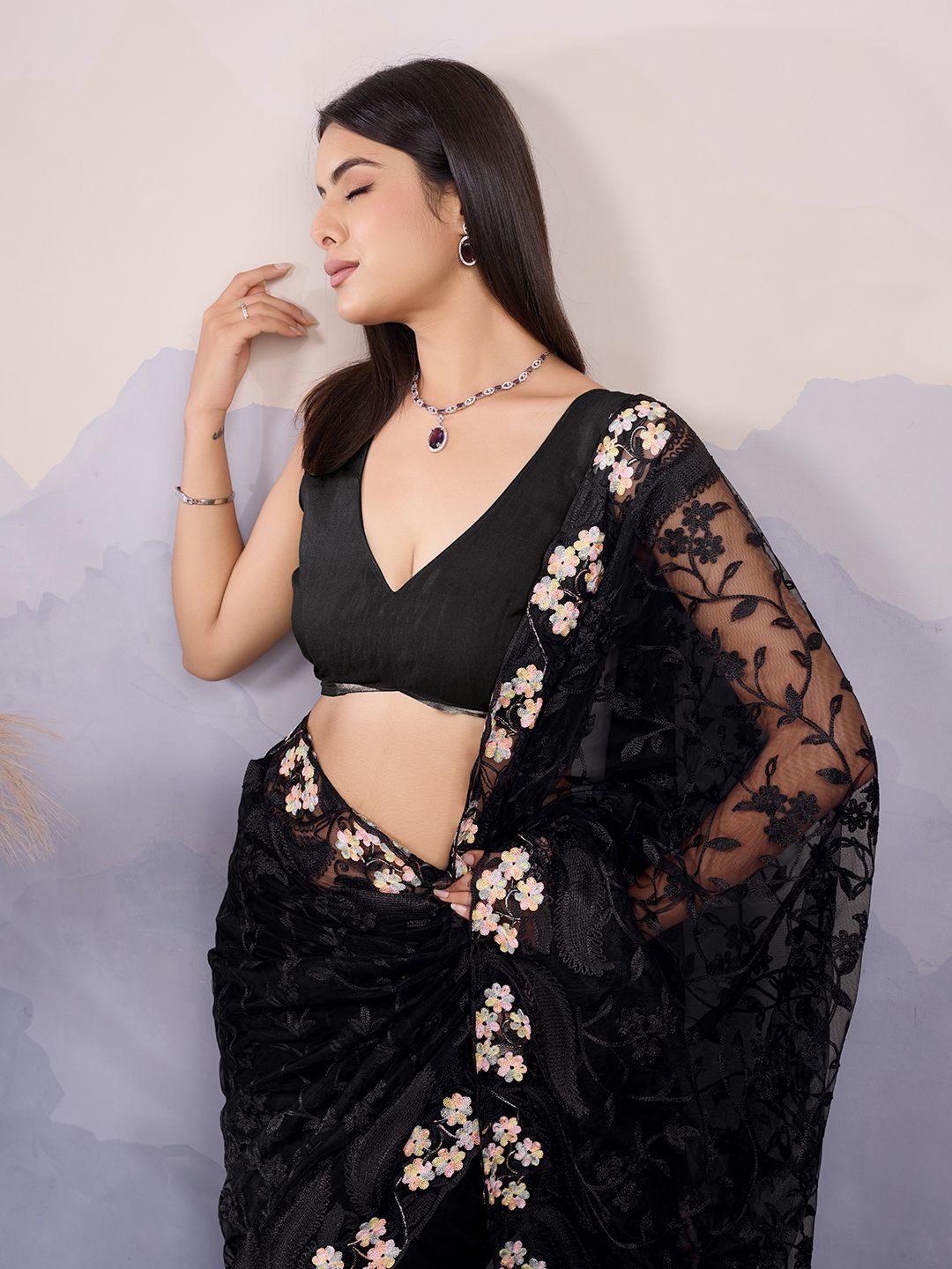 

VAIRAGEE Floral Embroidered Net Saree, Black