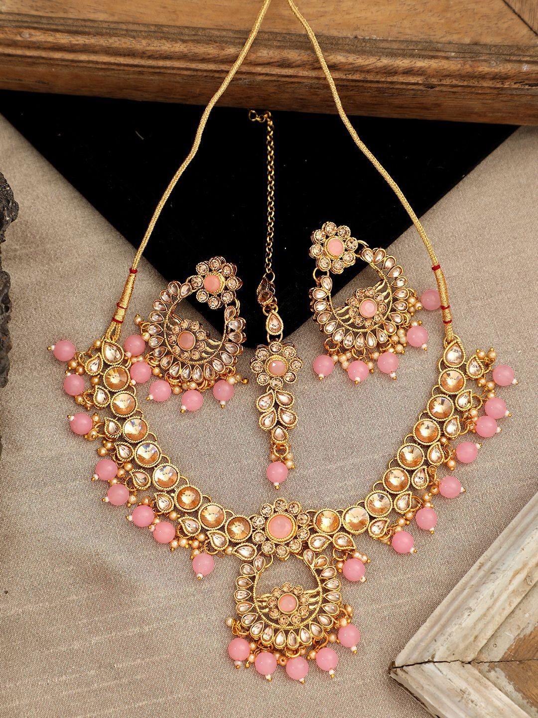 

ANIKAS CREATION Gold-Plated Kundan-Studded & Beaded Necklace & Earrings With Maang Tika