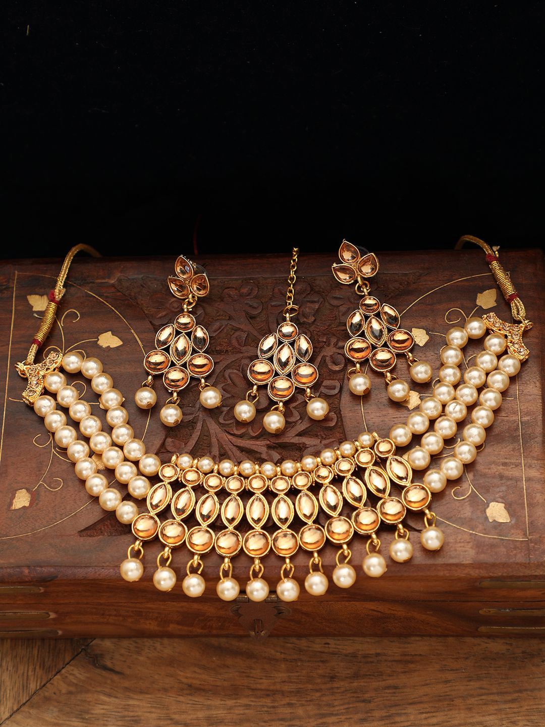 

ANIKAS CREATION Gold-Plated Kundan-Studded & Beaded Necklace & Earrings With Maang Tika