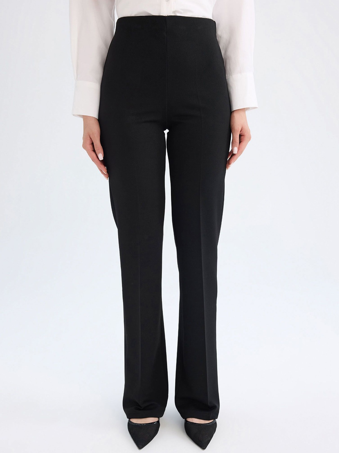 

DeFacto Solid Women Regular Fit Trousers, Black