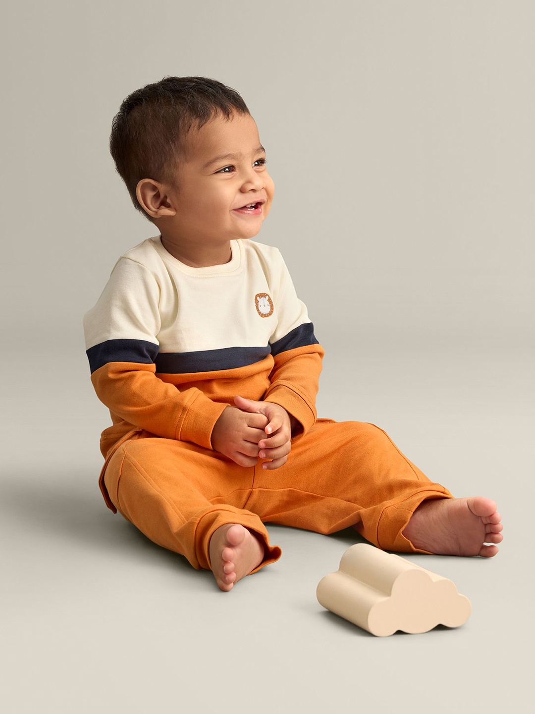 

My Milestones Boys Colourblocked Long Sleeves Pure Cotton T-shirt With Joggers, White
