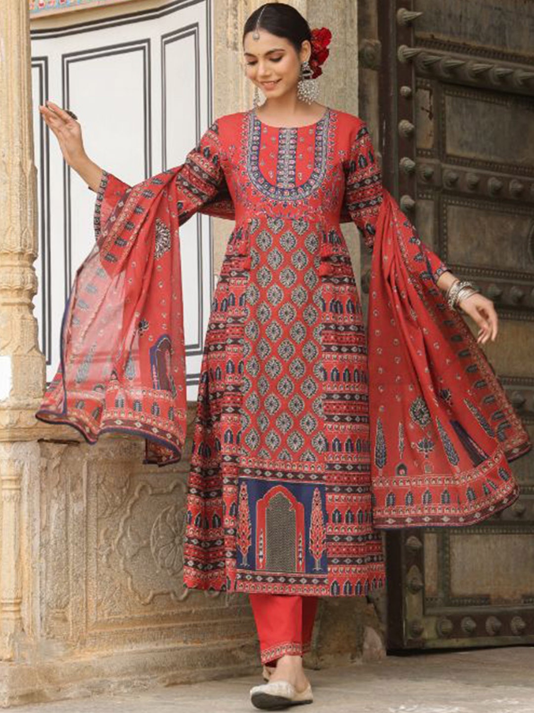 

Kiana House Of Fashion Ethnic Motifs Printed Mirror Work Pure Cotton Kurta Set, Maroon