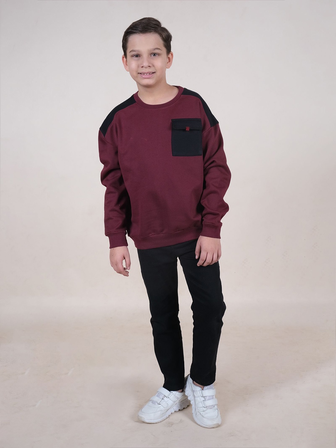 

KiddoPanti Boys Round Neck Colourblocked Sweatshirt with Jeans, Maroon