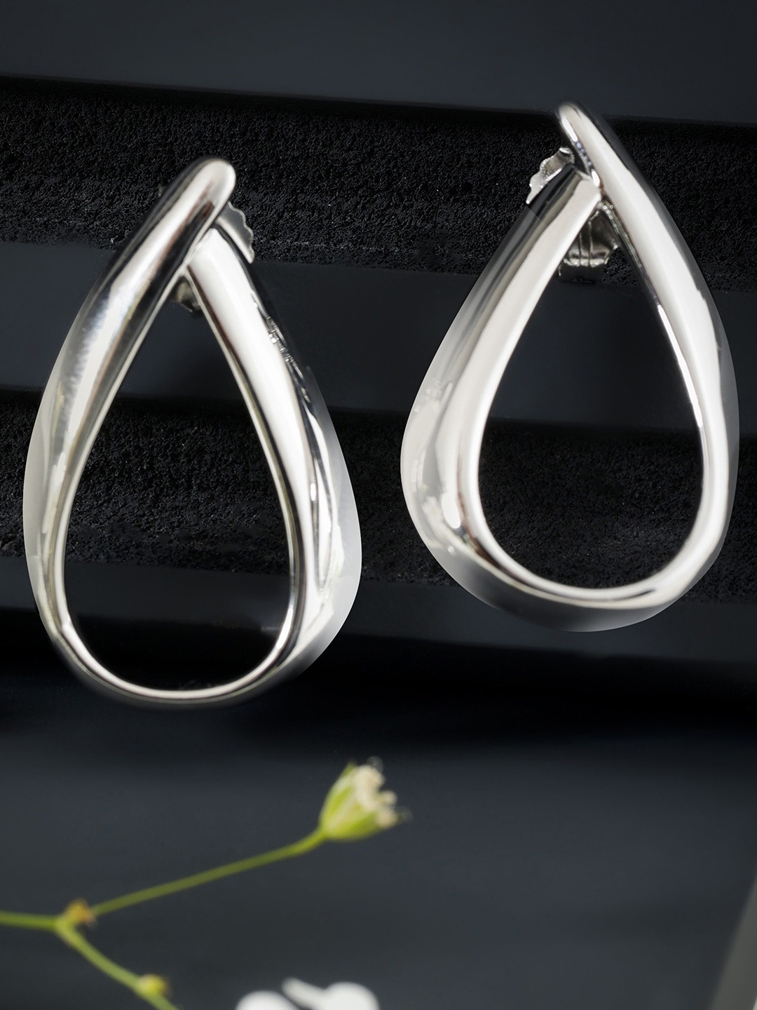 

DIAVO Modern Muse 925 Sterling Silver Rhodium-Plated Oval Studs