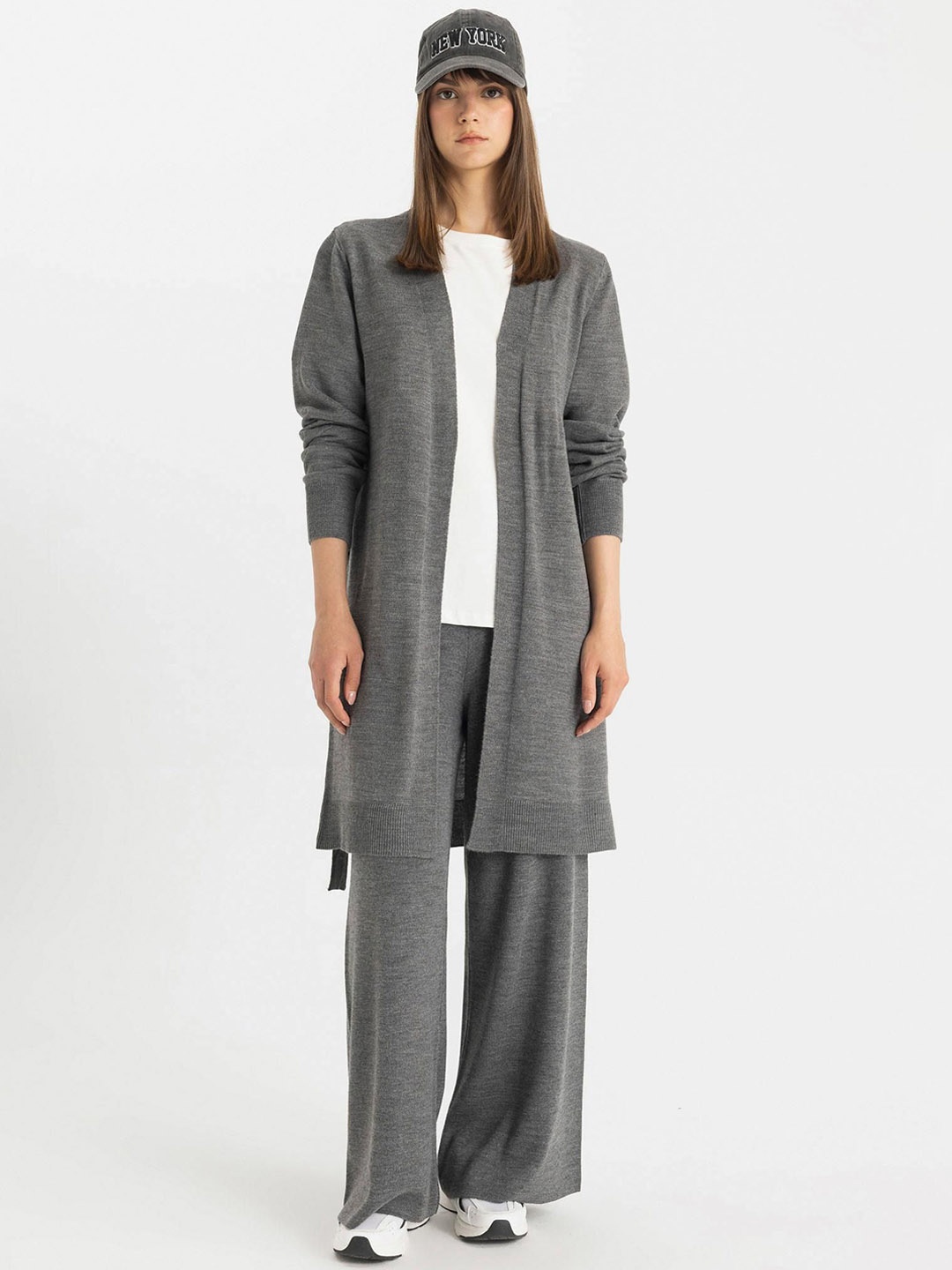 

DeFacto Women Solid Mid-Rise Wide Leg Trousers, Grey